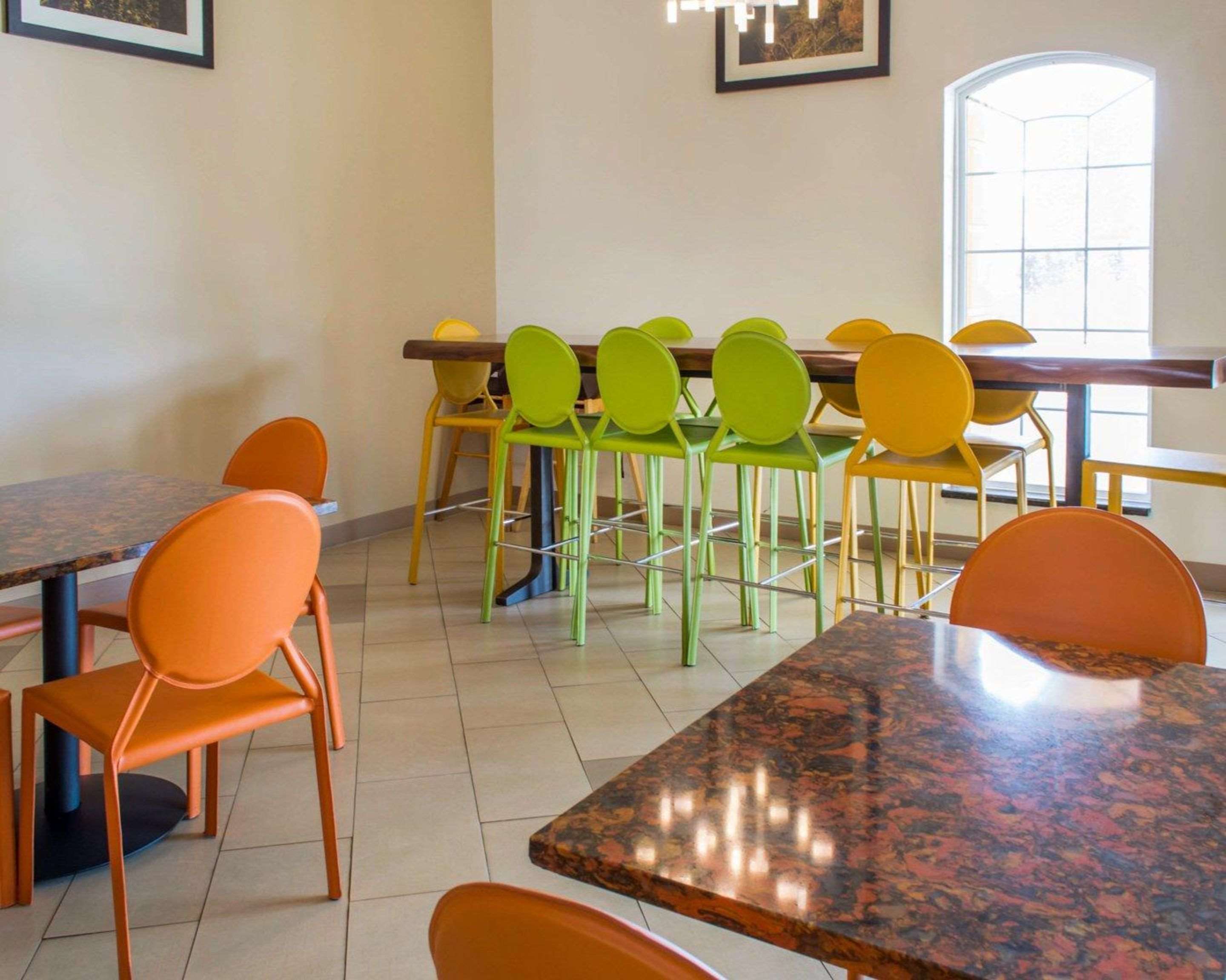 Enjoy breakfast in this seating area | Comfort Suites Waldorf