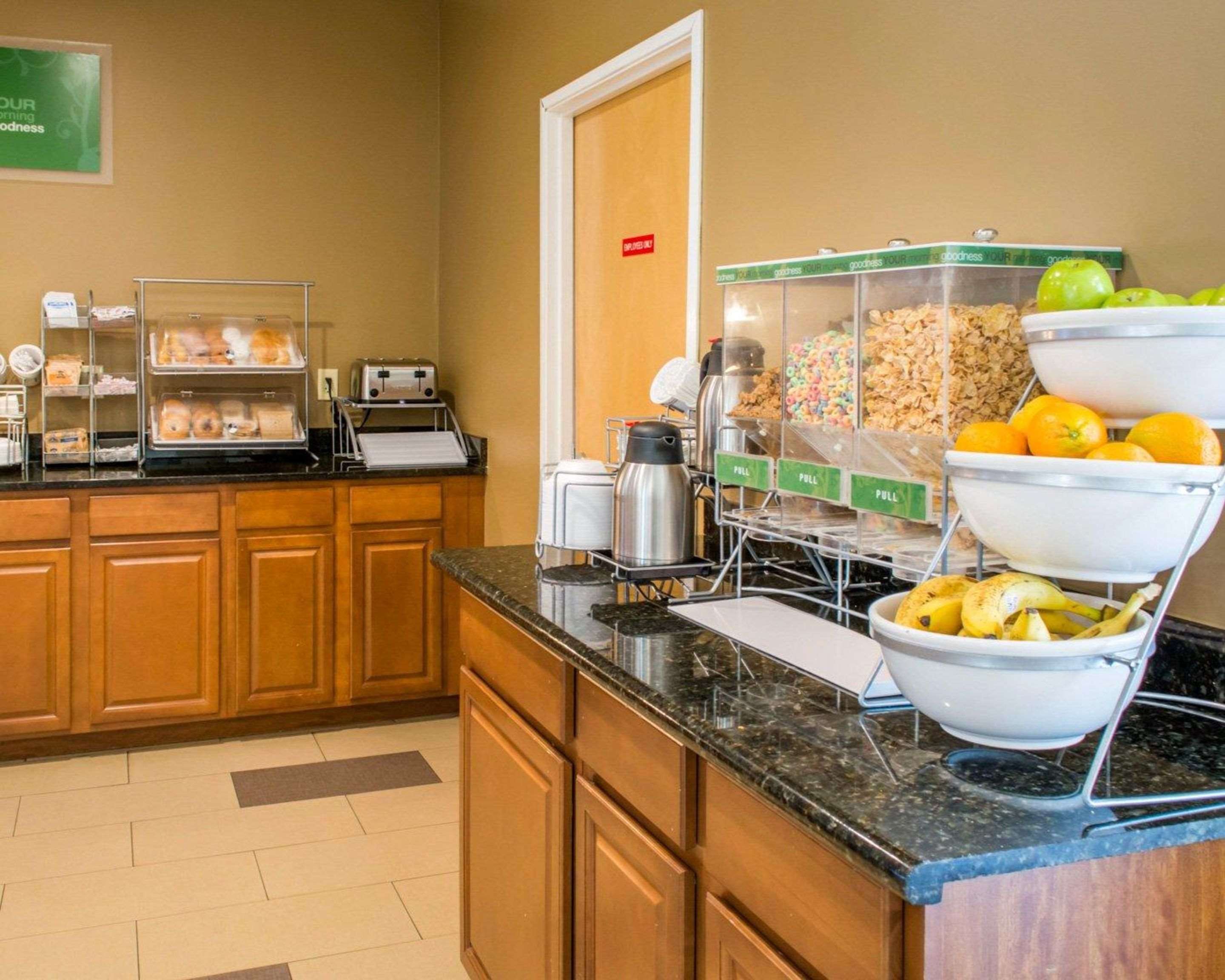 Breakfast counter | Comfort Suites Waldorf
