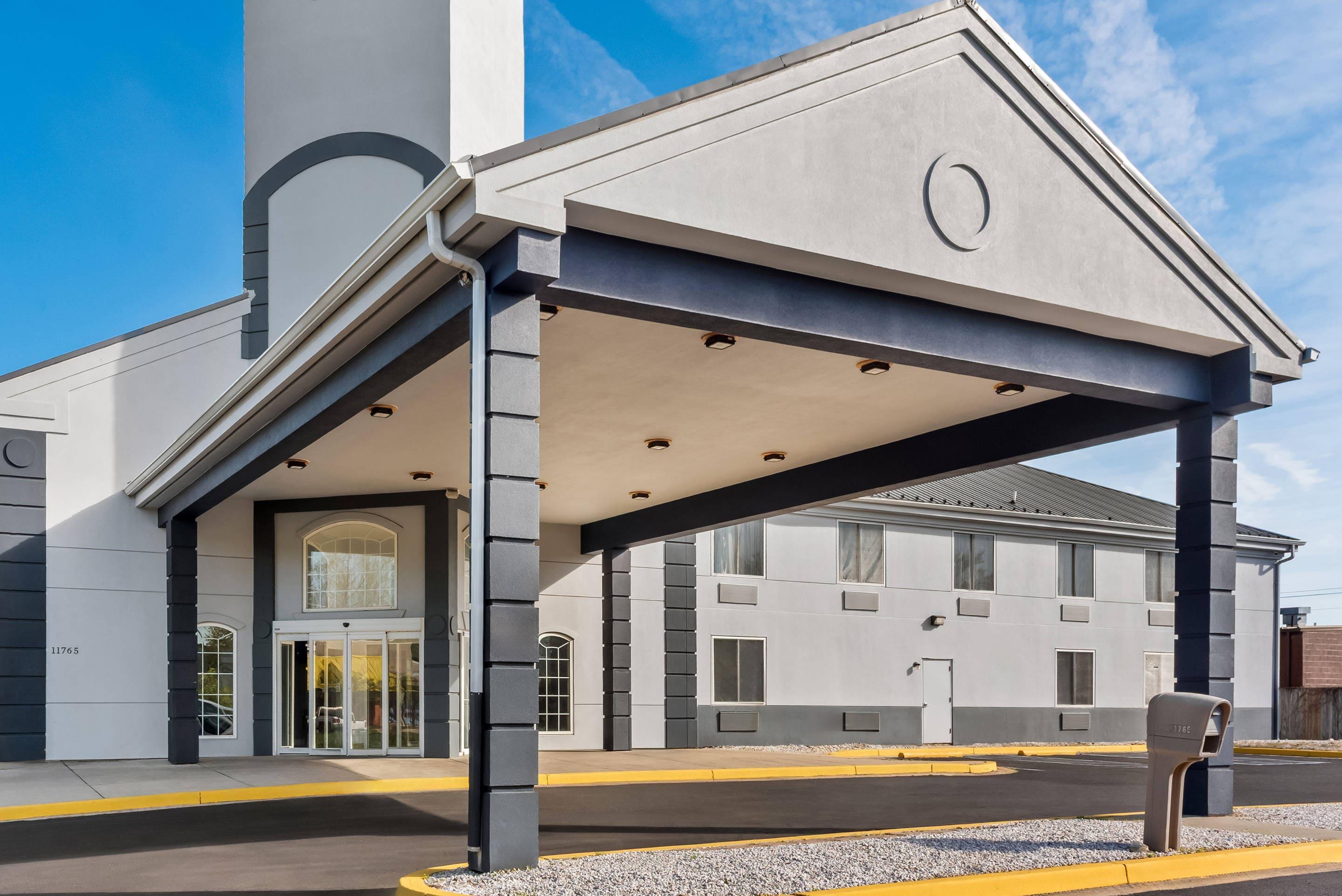 Hotel exterior | Comfort Suites Waldorf