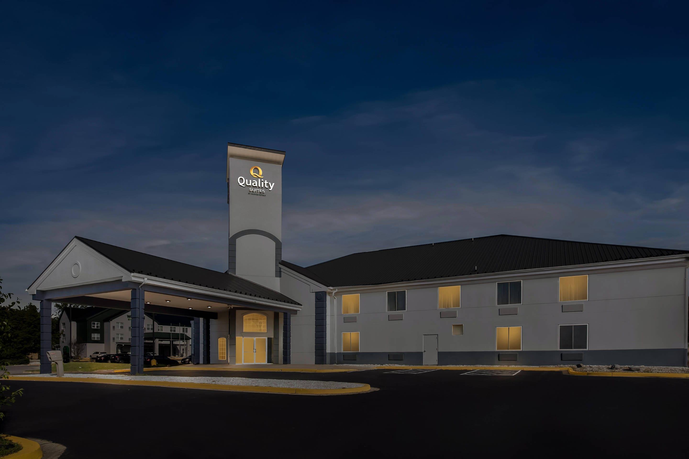 Hotel at Night | Comfort Suites Waldorf