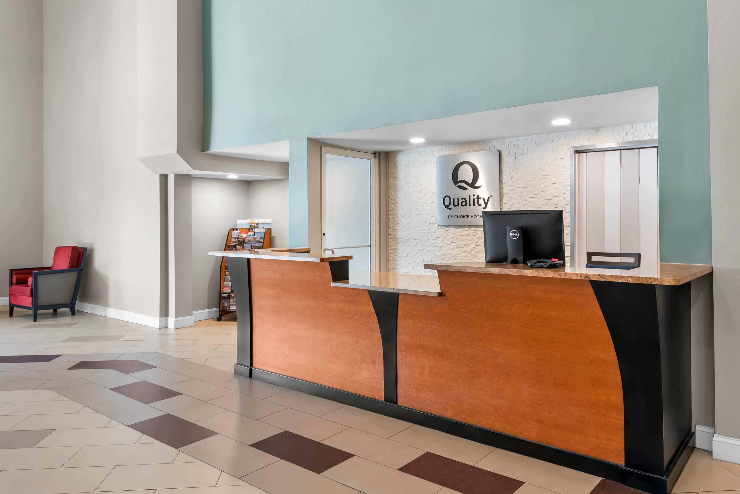 Front desk | Comfort Suites Waldorf