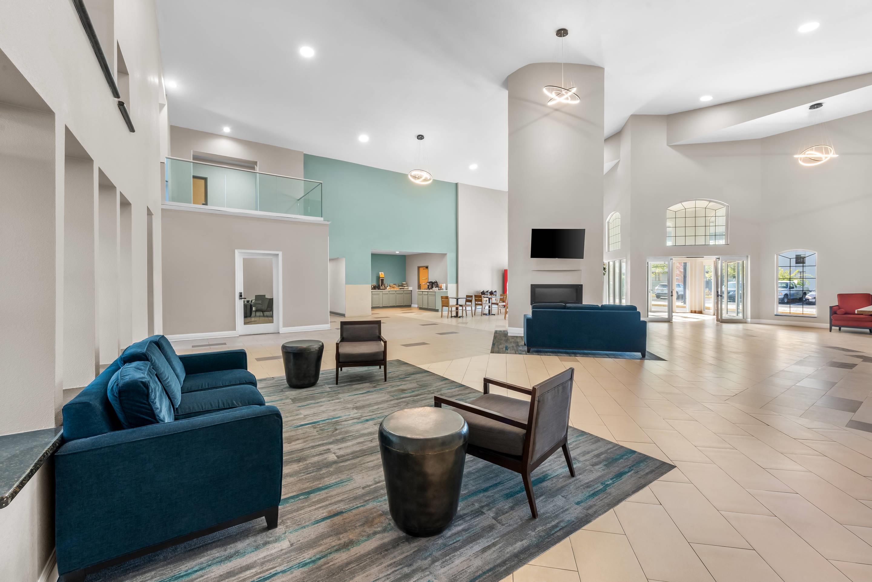 Spacious lobby with sitting area | Comfort Suites Waldorf