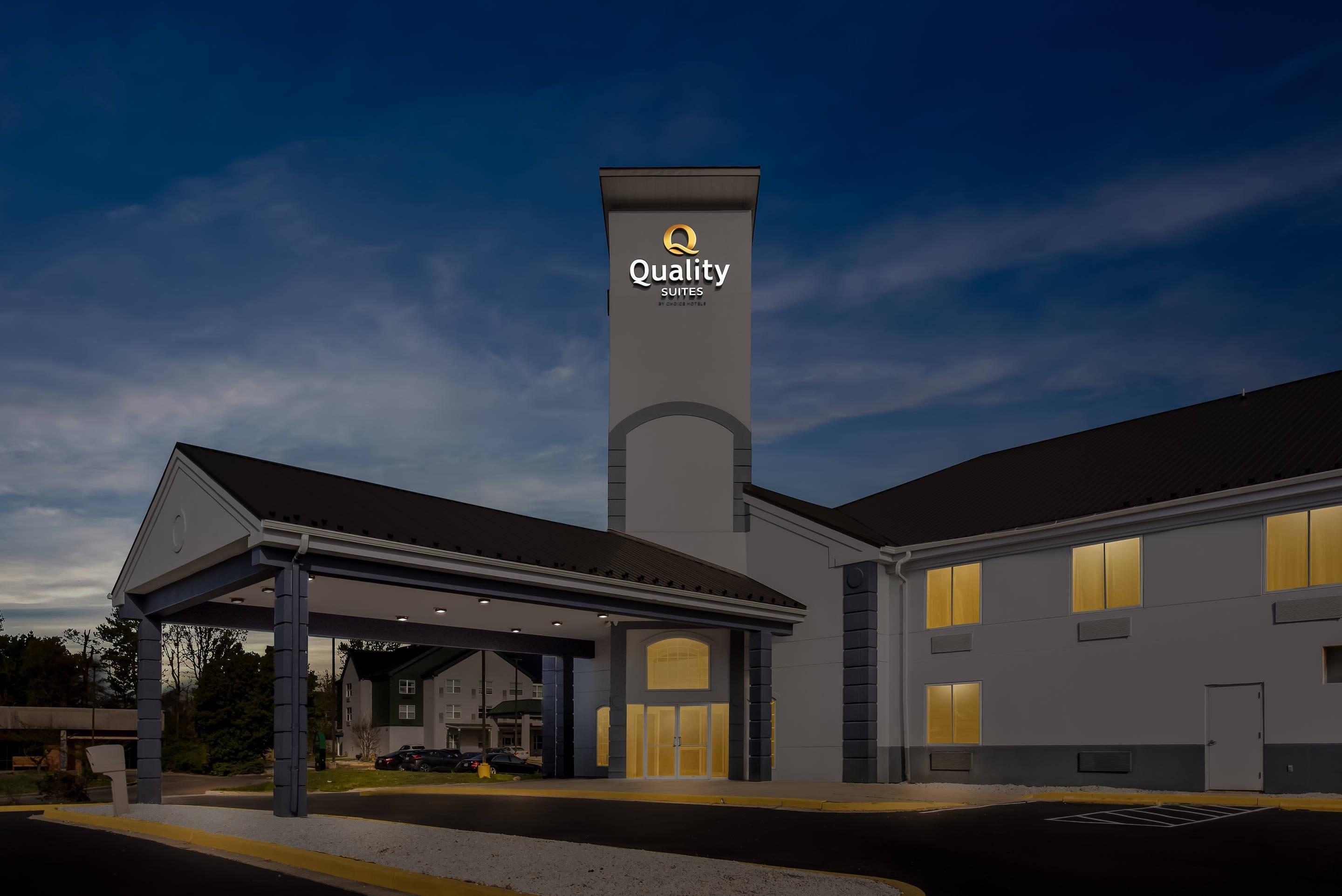 Hotel at Night | Comfort Suites Waldorf