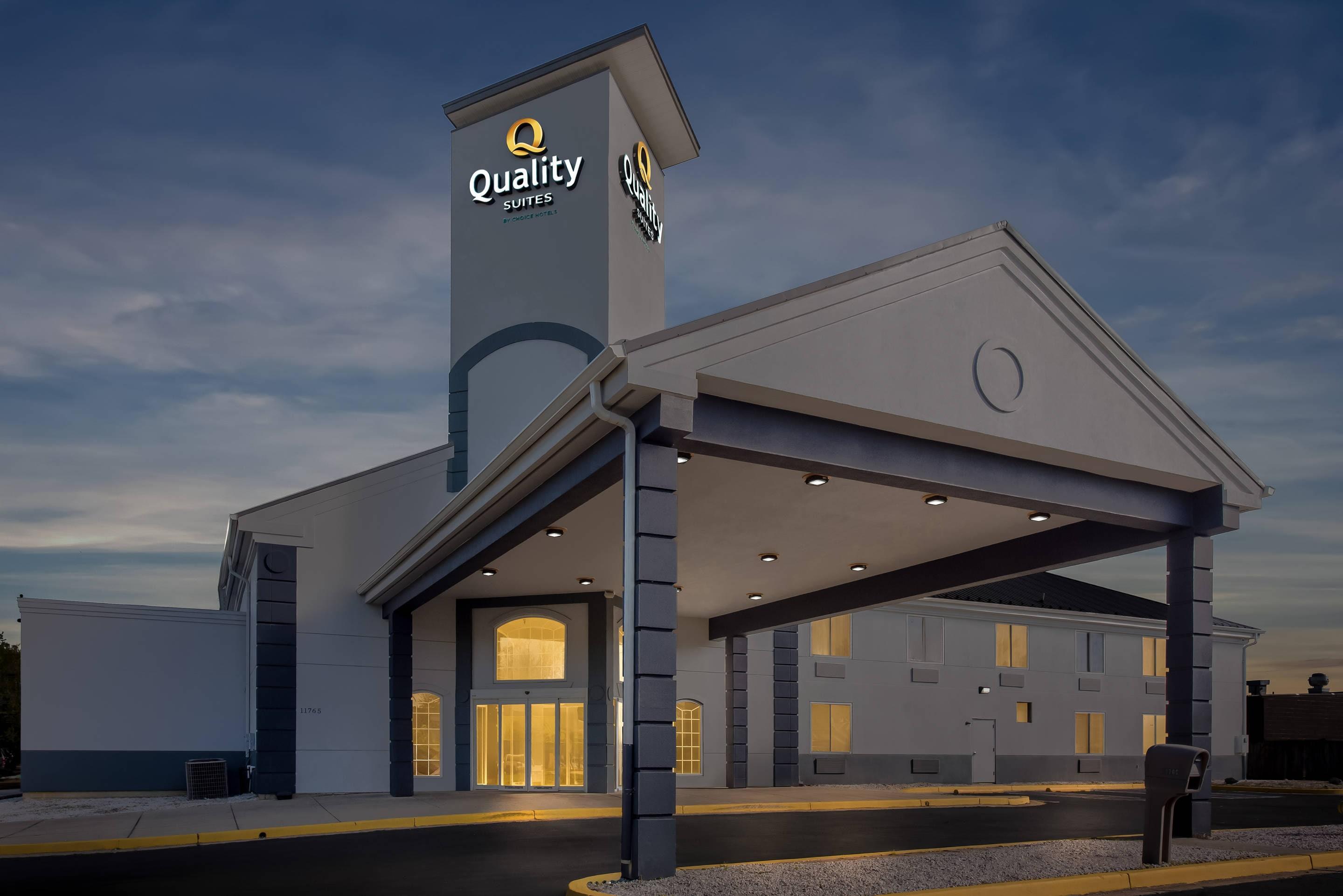Hotel at Night | Comfort Suites Waldorf