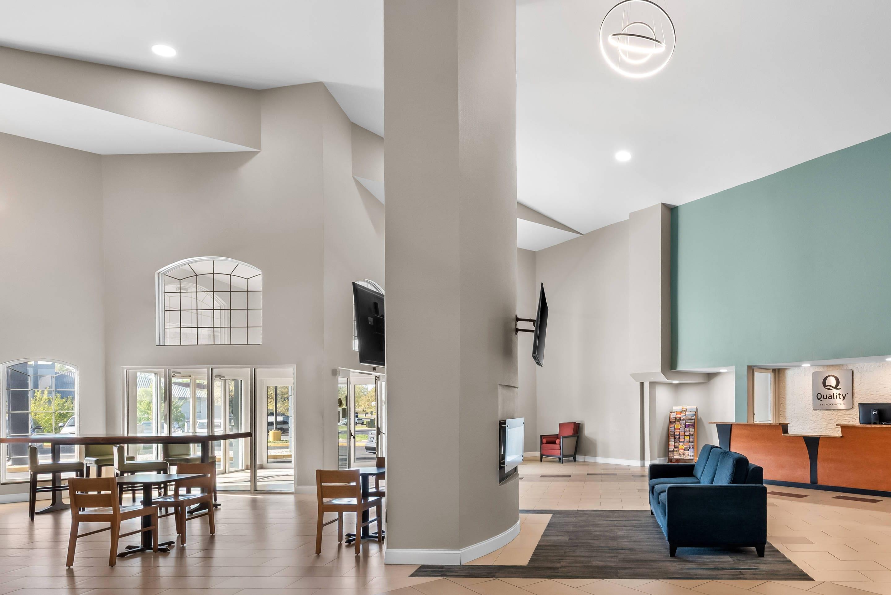 Spacious lobby with sitting area | Comfort Suites Waldorf