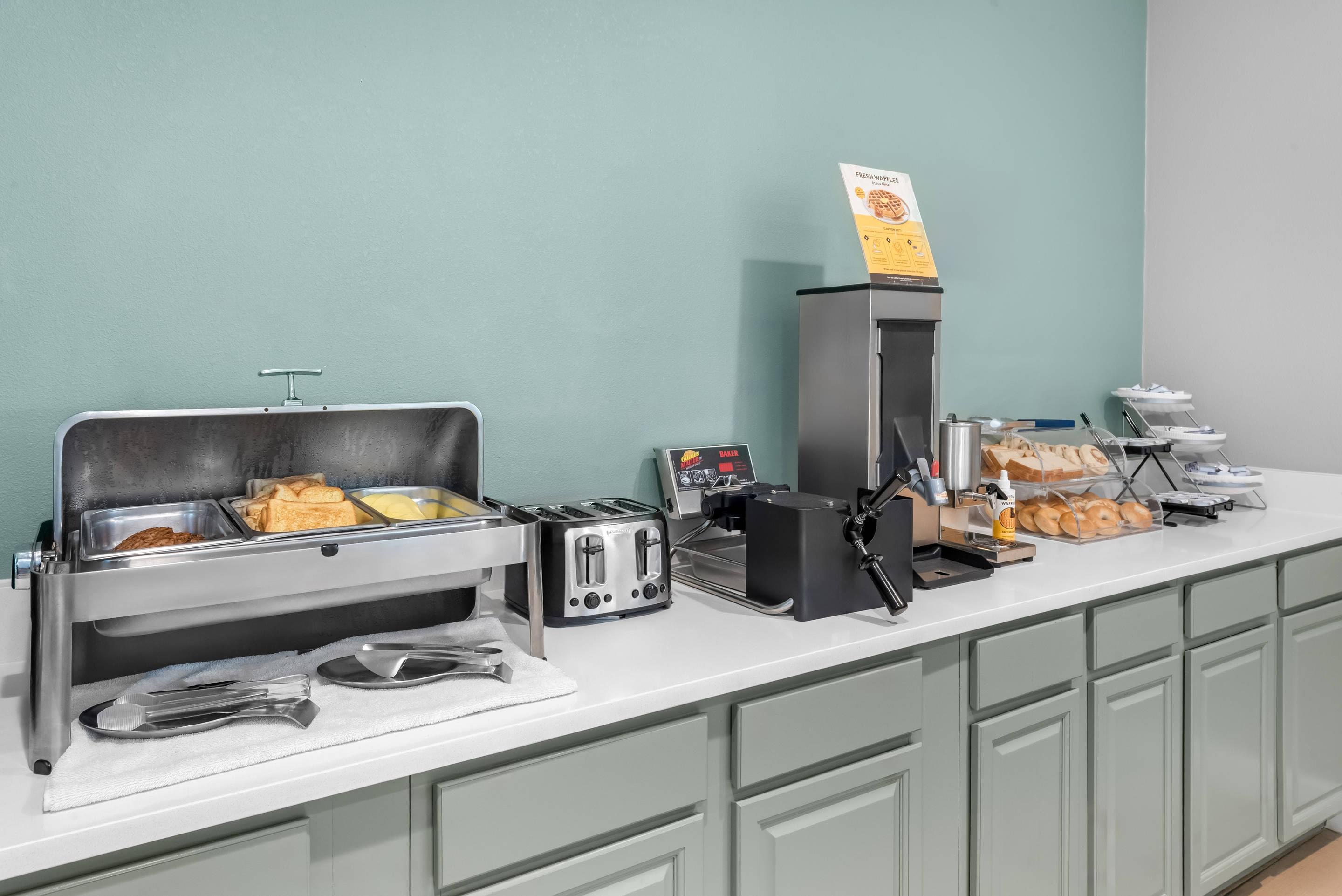 Breakfast counter | Comfort Suites Waldorf