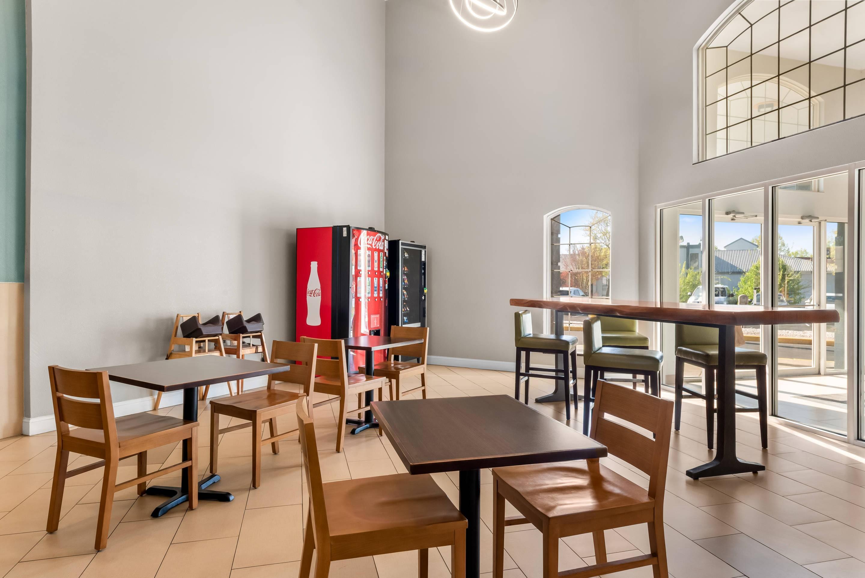 Enjoy breakfast in this seating area | Comfort Suites Waldorf