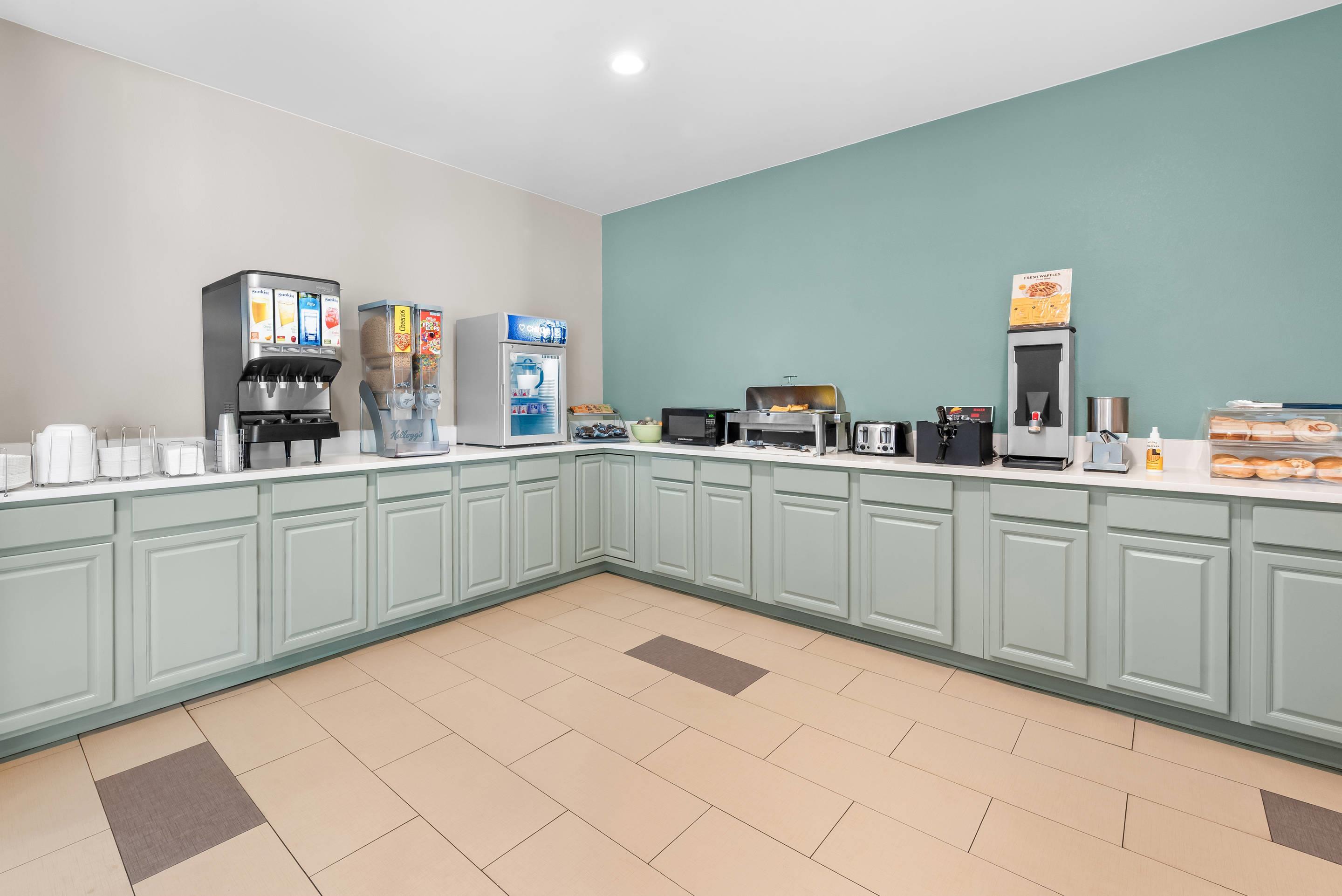 Breakfast counter | Comfort Suites Waldorf