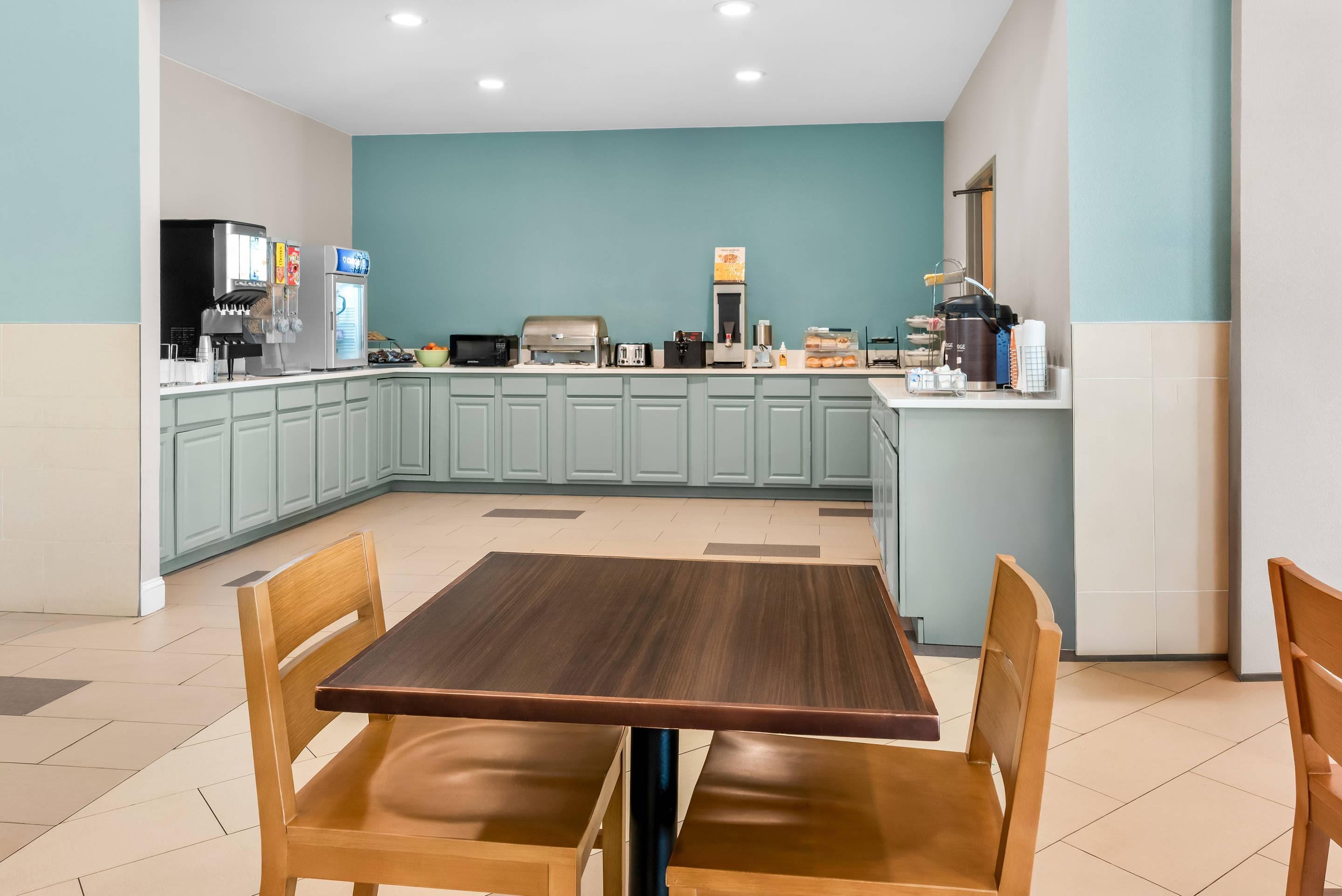 Enjoy breakfast in this seating area | Comfort Suites Waldorf