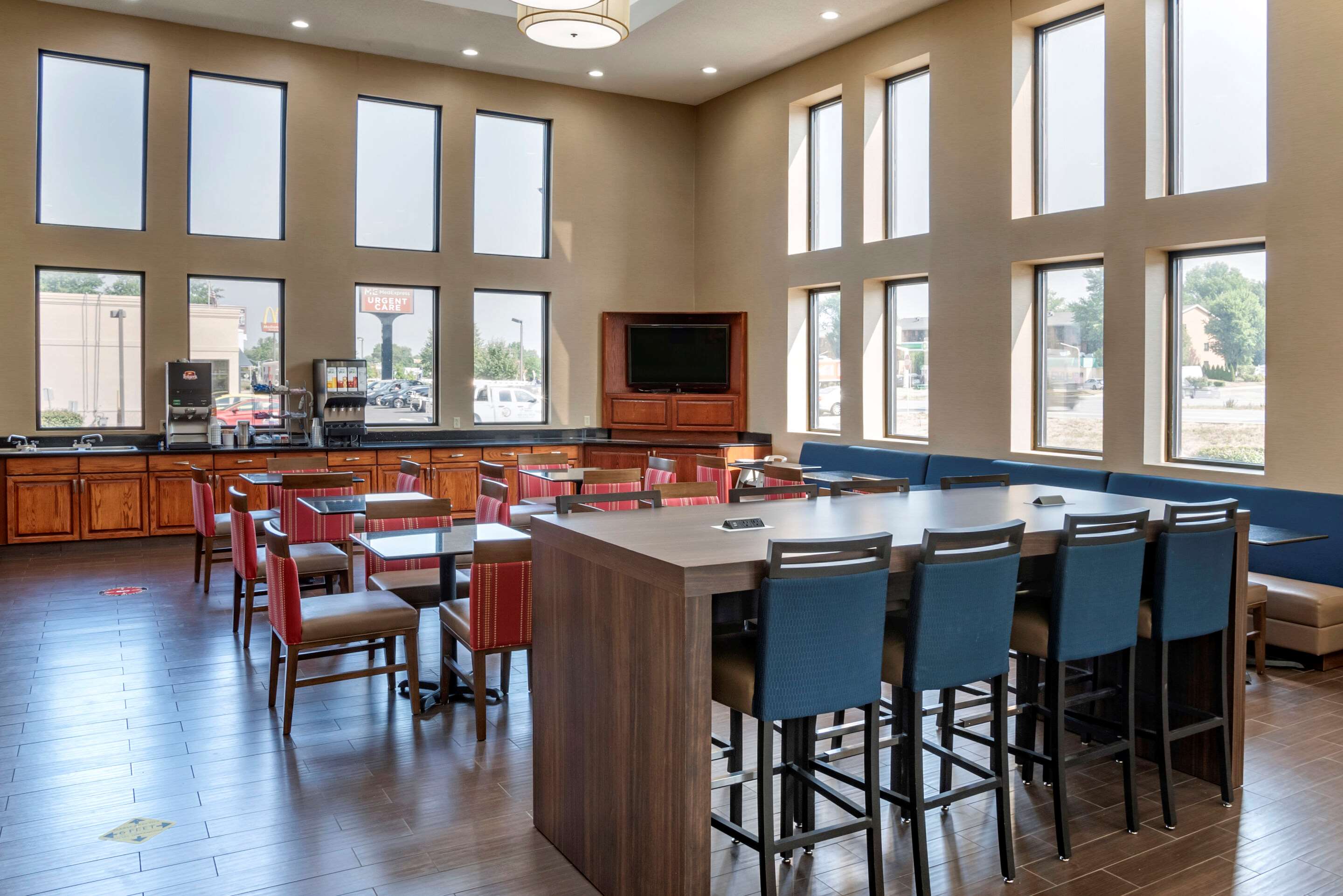 Breakfast area | Comfort Suites