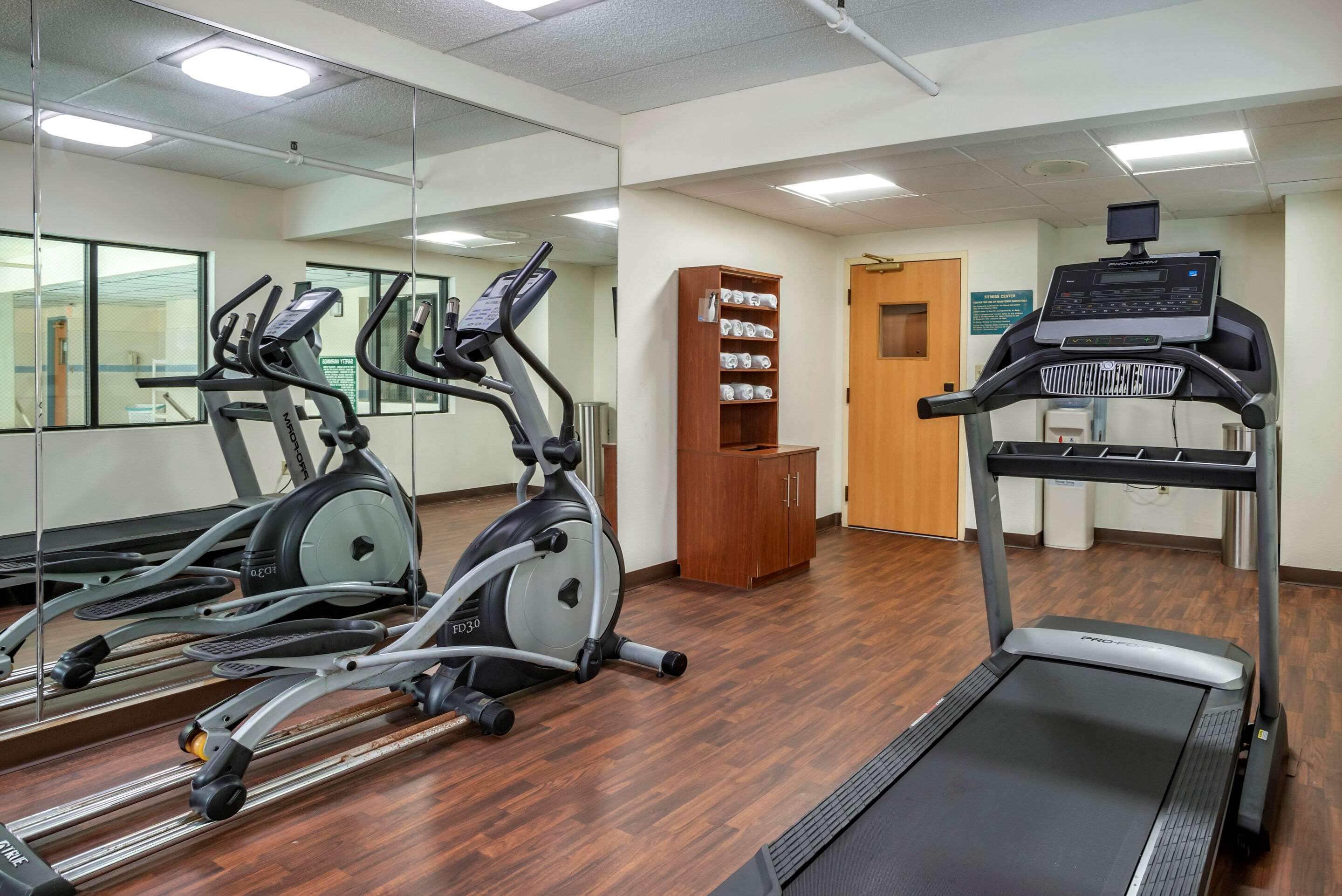 Exercise room | Comfort Suites