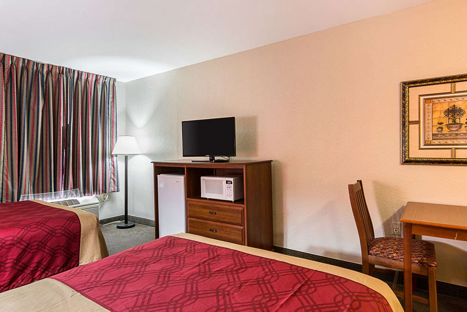 Econo Lodge Clinton, MD See Discounts