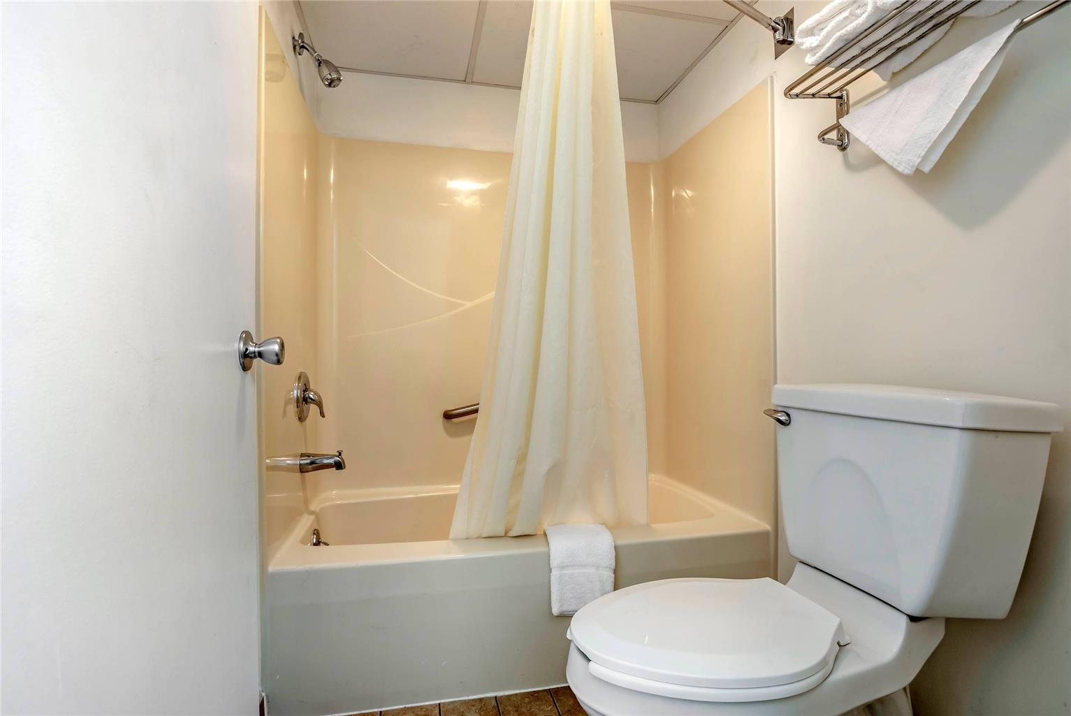 ECONO LODGE EASTON ROUTE 50-guestroom-Guest Room,Bathroom,On-Site.jpg