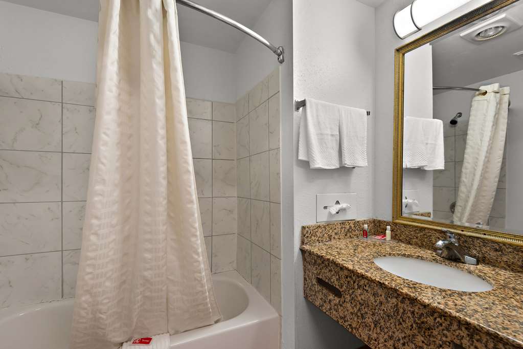 ECONO LODGE PRINCESS ANNE-guestroom-Guest Room,Bathroom,On-Site.jpg