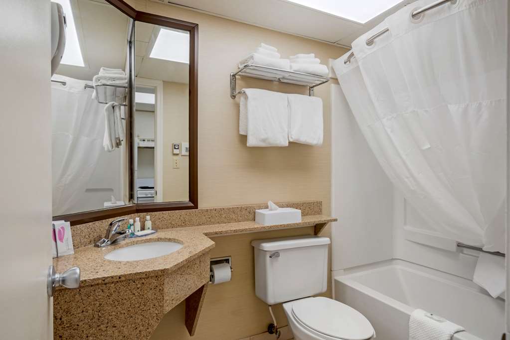 QUALITY INN AND SUITES OCEAN CITY F-guestroom-Guest Room,Bathroom,On-Site.jpg