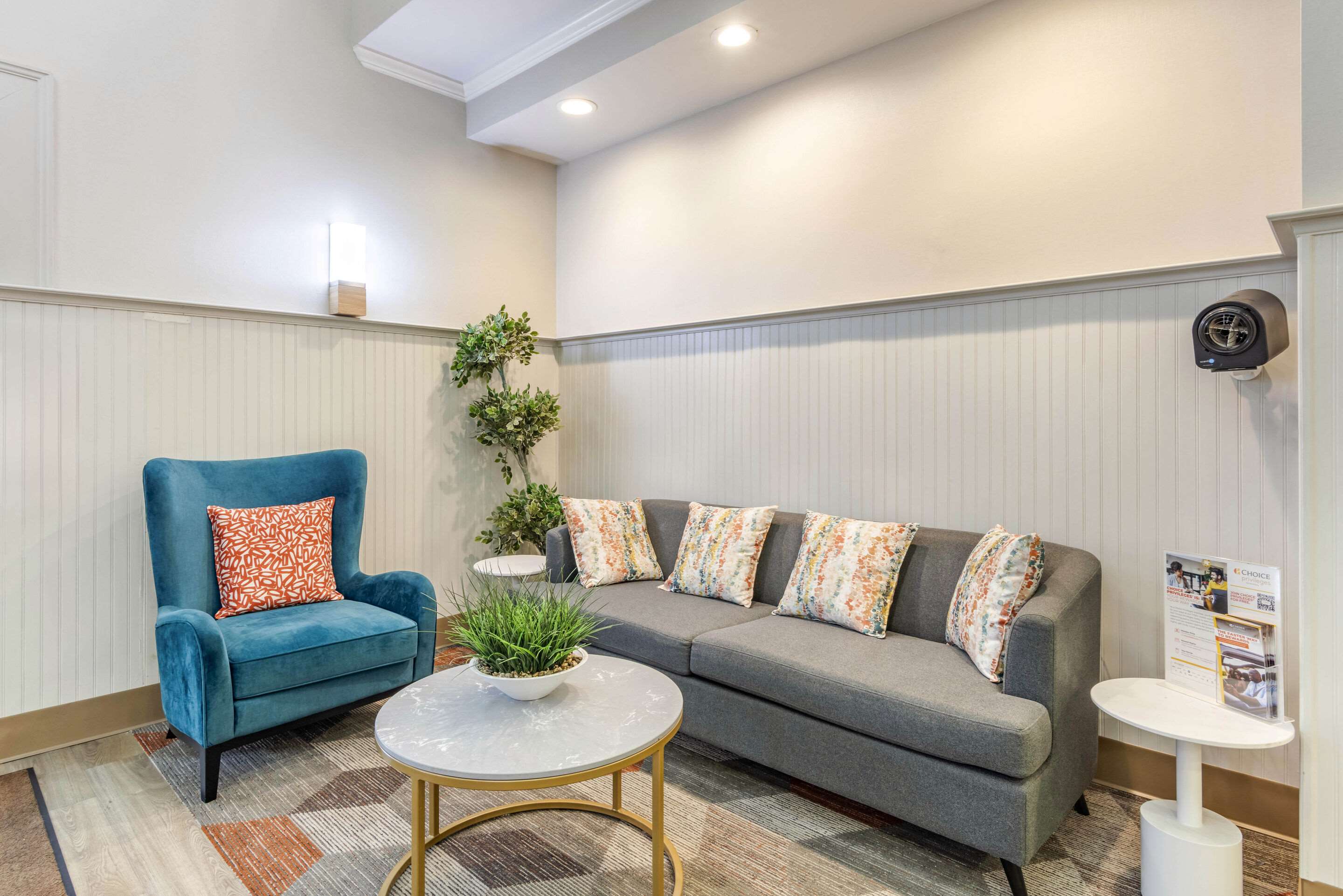 Lobby with sitting area | Comfort Suites Ocean City West