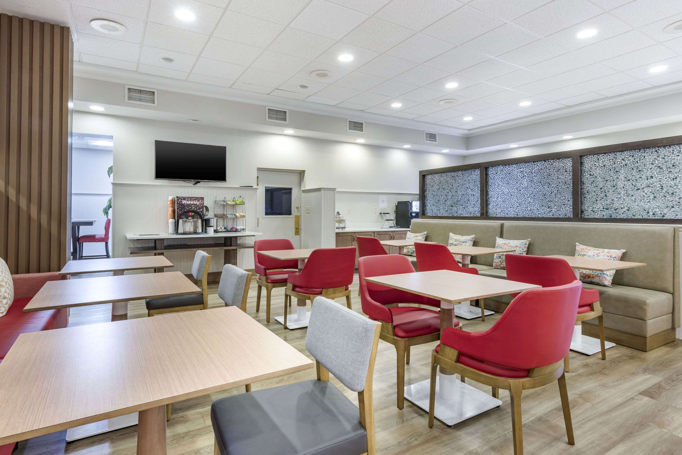 Spacious breakfast area | Comfort Suites Ocean City West