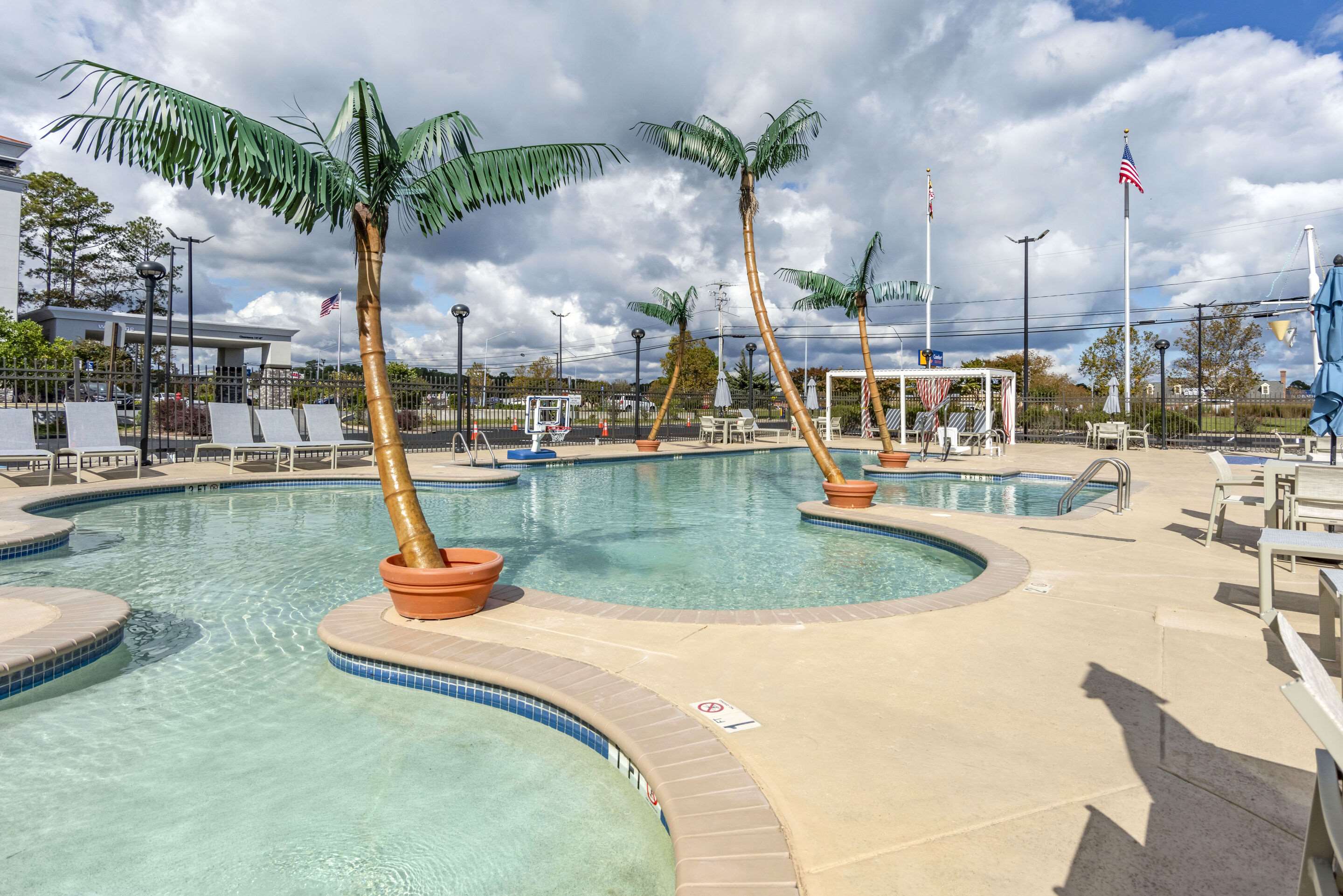 Outdoor pool | Comfort Suites Ocean City West