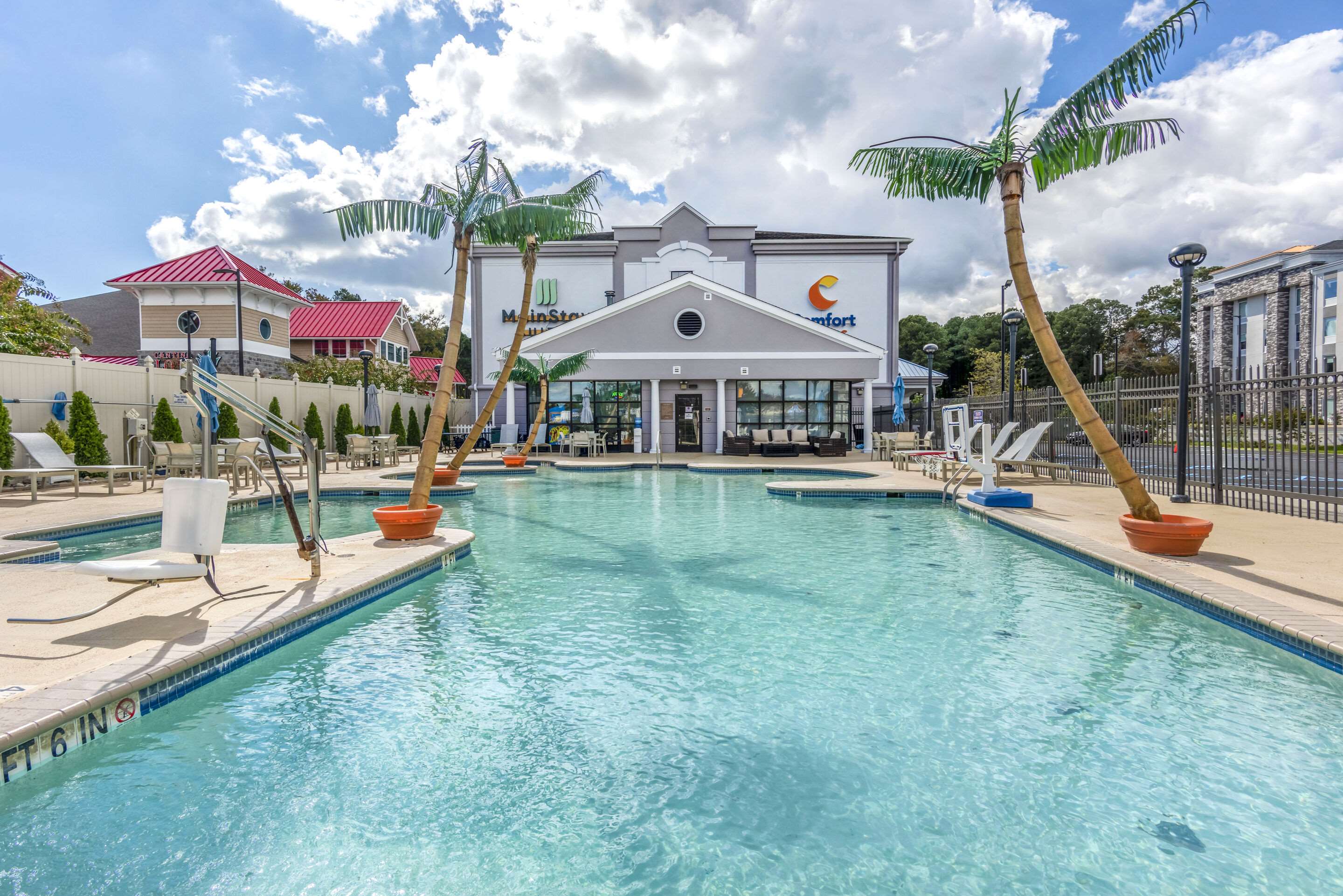 Outdoor pool | Comfort Suites Ocean City West