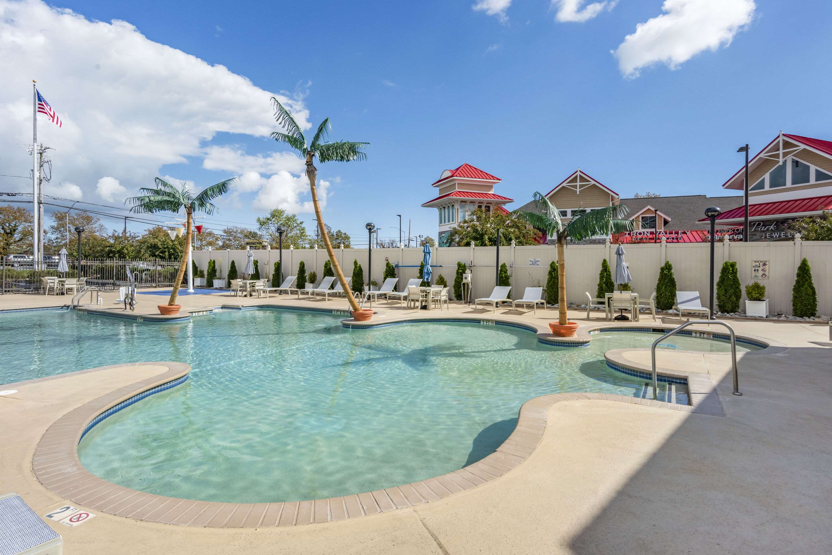 Outdoor pool | Comfort Suites Ocean City West
