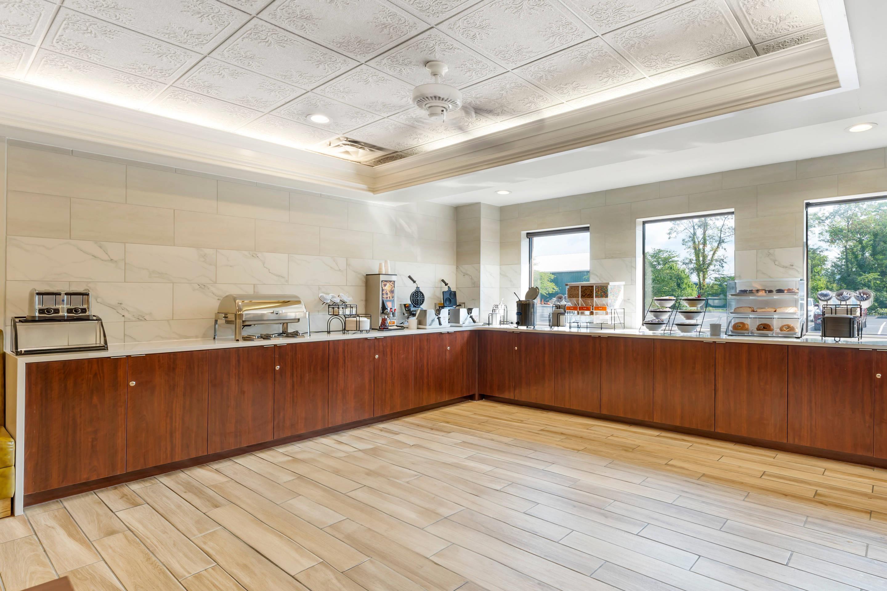 Breakfast area | Comfort Inn & Suites LaVale - Cumberland