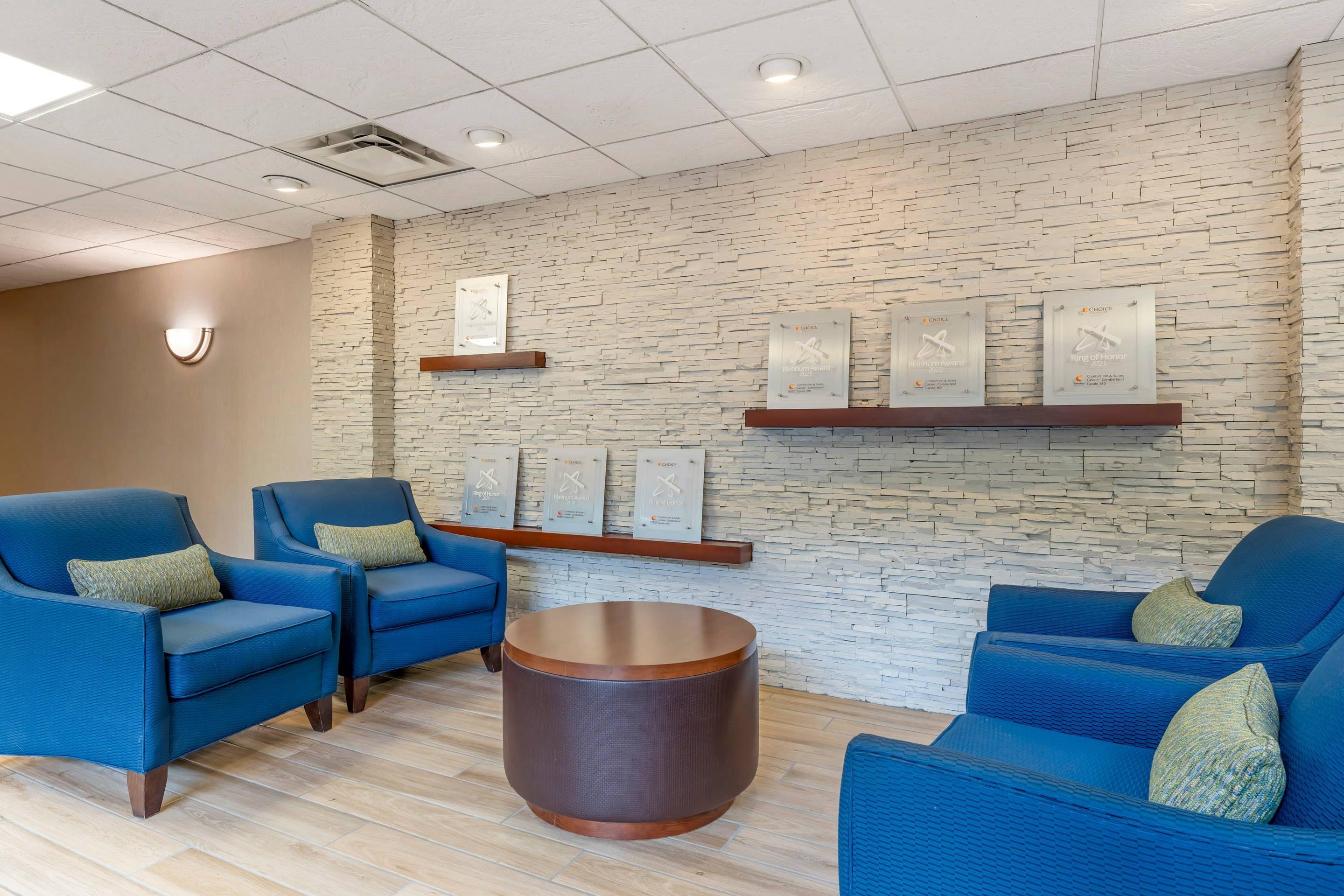 Lobby with sitting area | Comfort Inn & Suites LaVale - Cumberland
