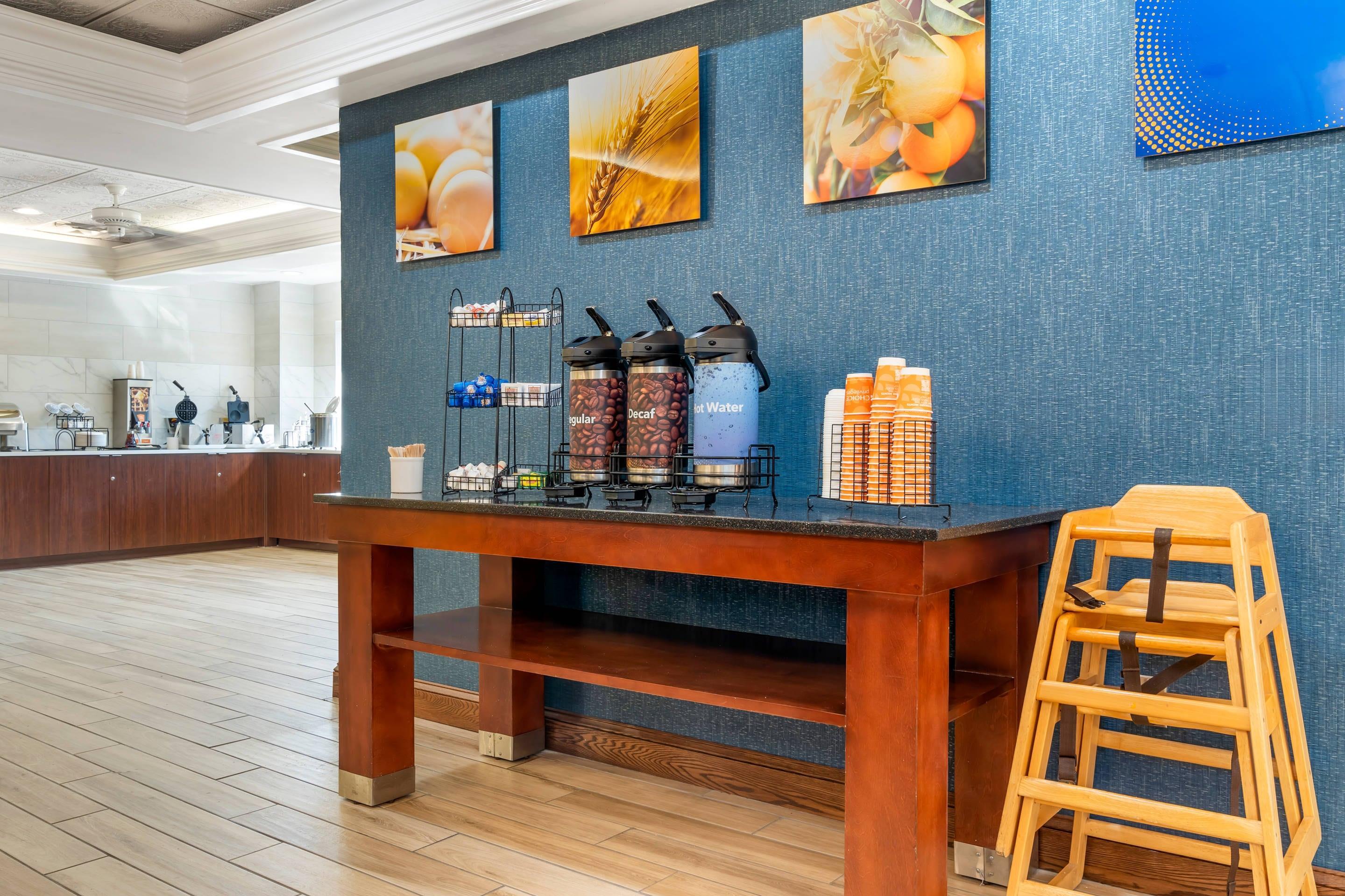 Breakfast area | Comfort Inn & Suites LaVale - Cumberland
