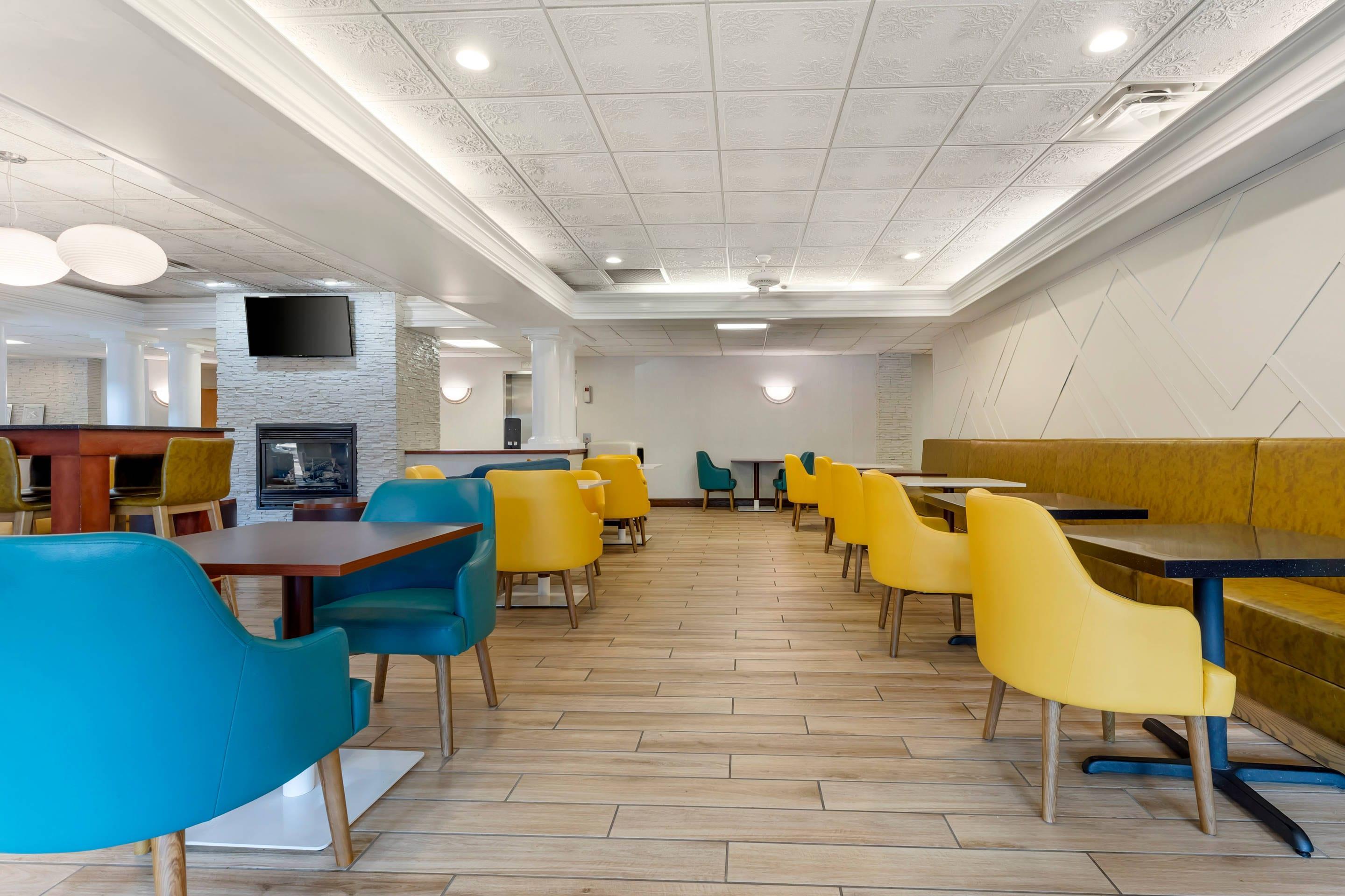Breakfast area | Comfort Inn & Suites LaVale - Cumberland