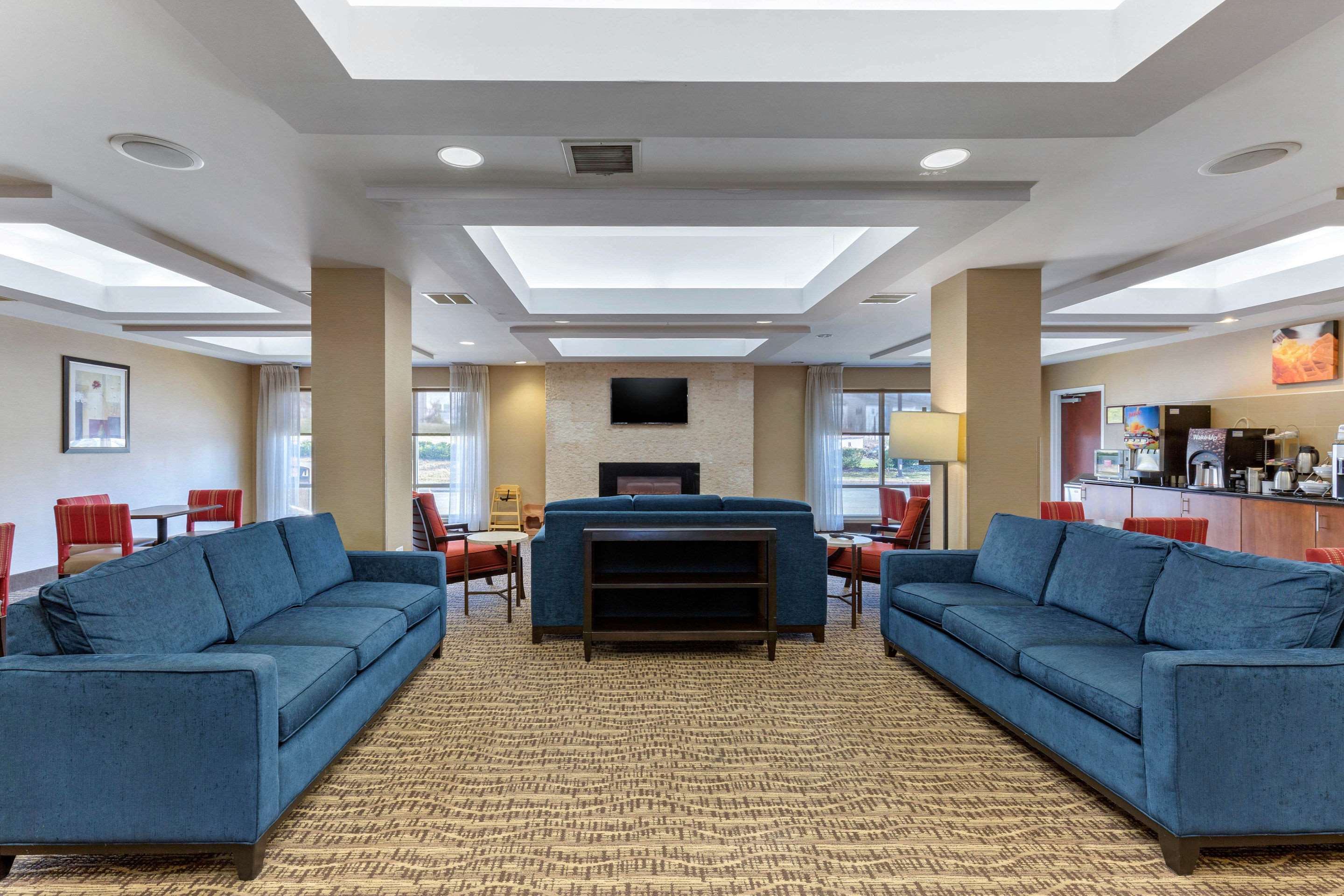 Spacious lobby with sitting area | Comfort Suites Columbia Gateway