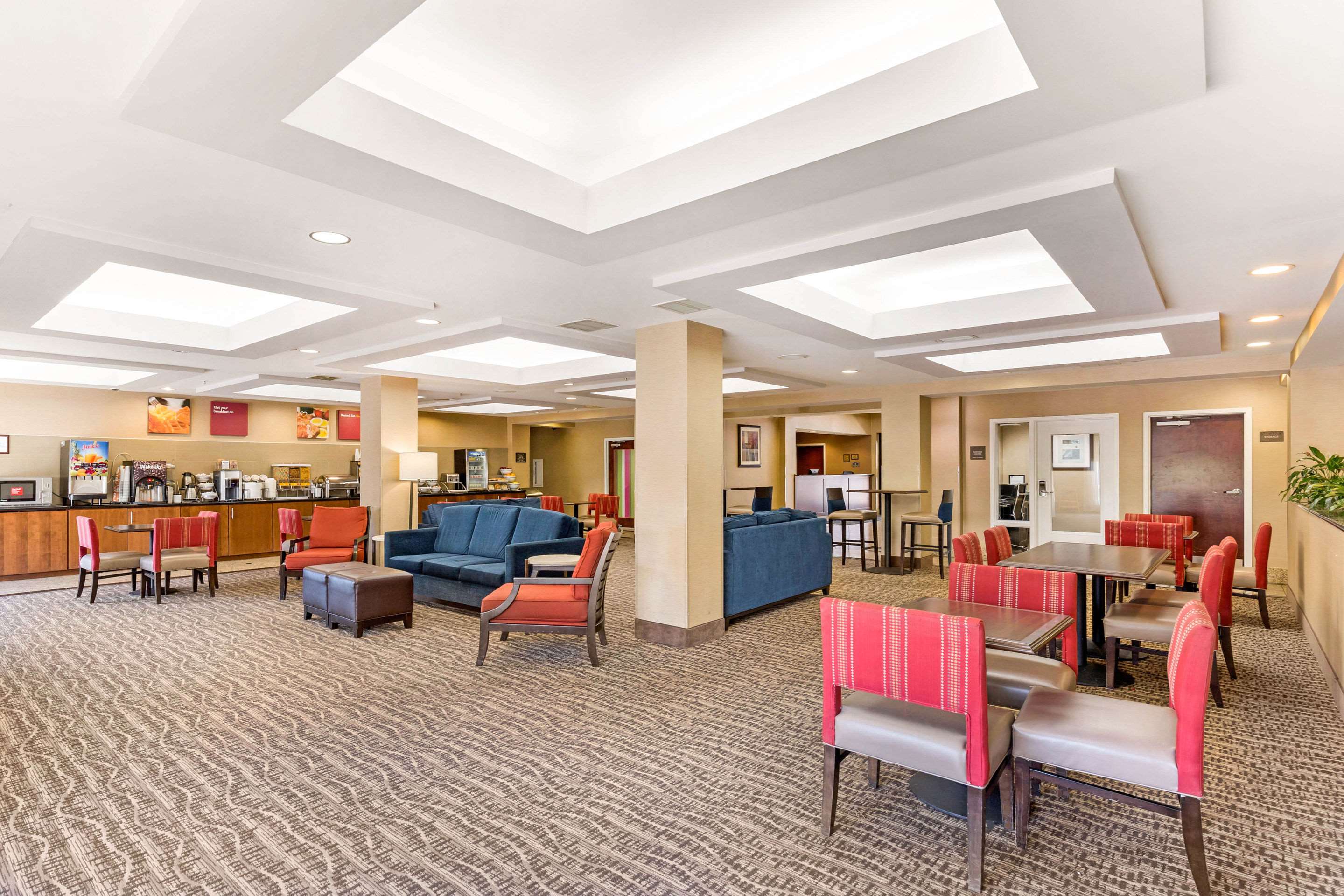 Enjoy breakfast in this seating area | Comfort Suites Columbia Gateway