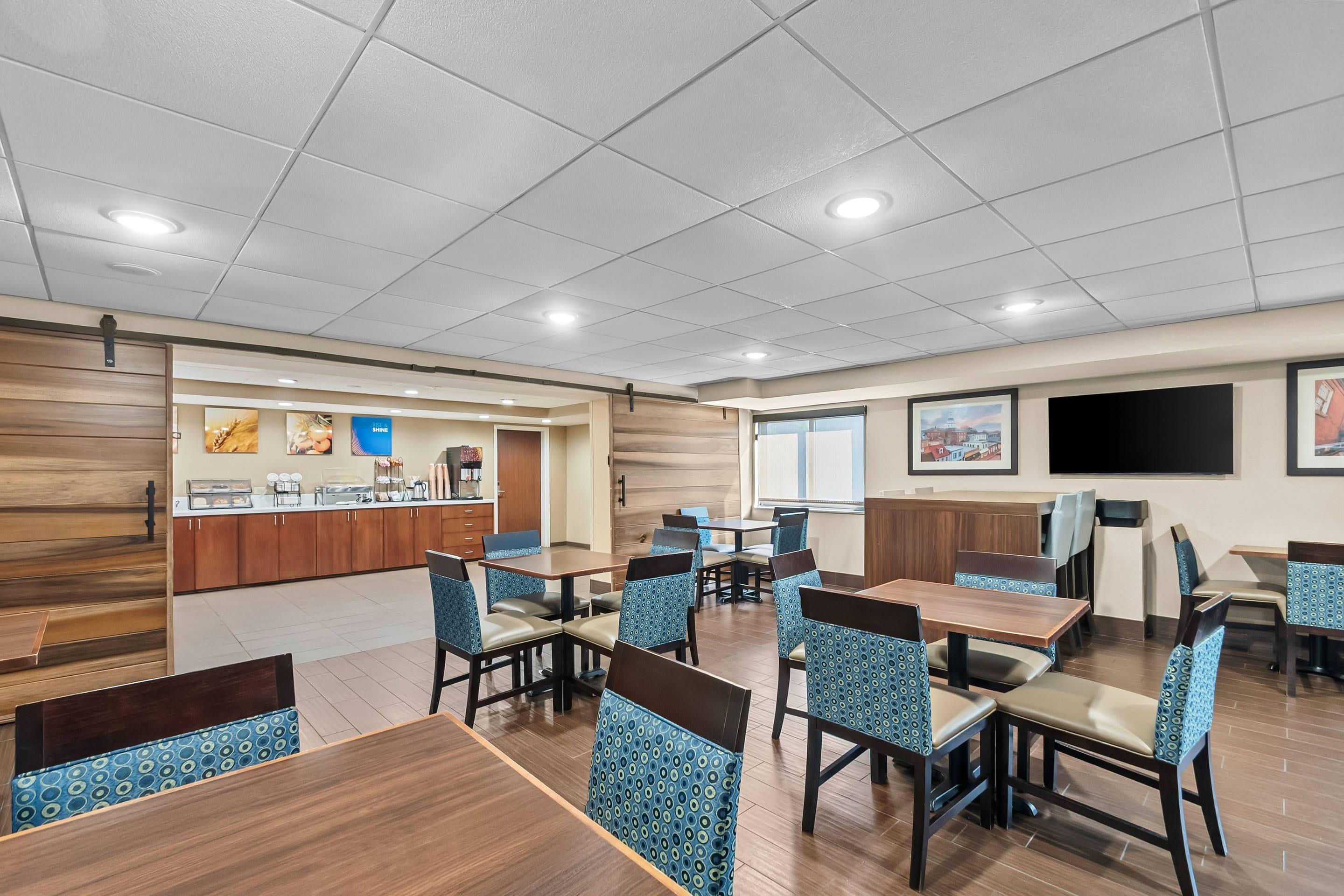 Enjoy breakfast in this seating area | Comfort Inn Oxon Hill - National Harbor
