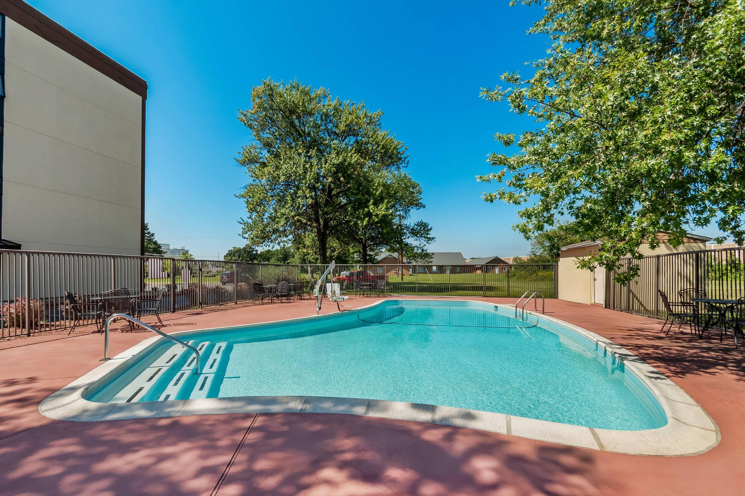 Outdoor pool | Comfort Inn Oxon Hill - National Harbor