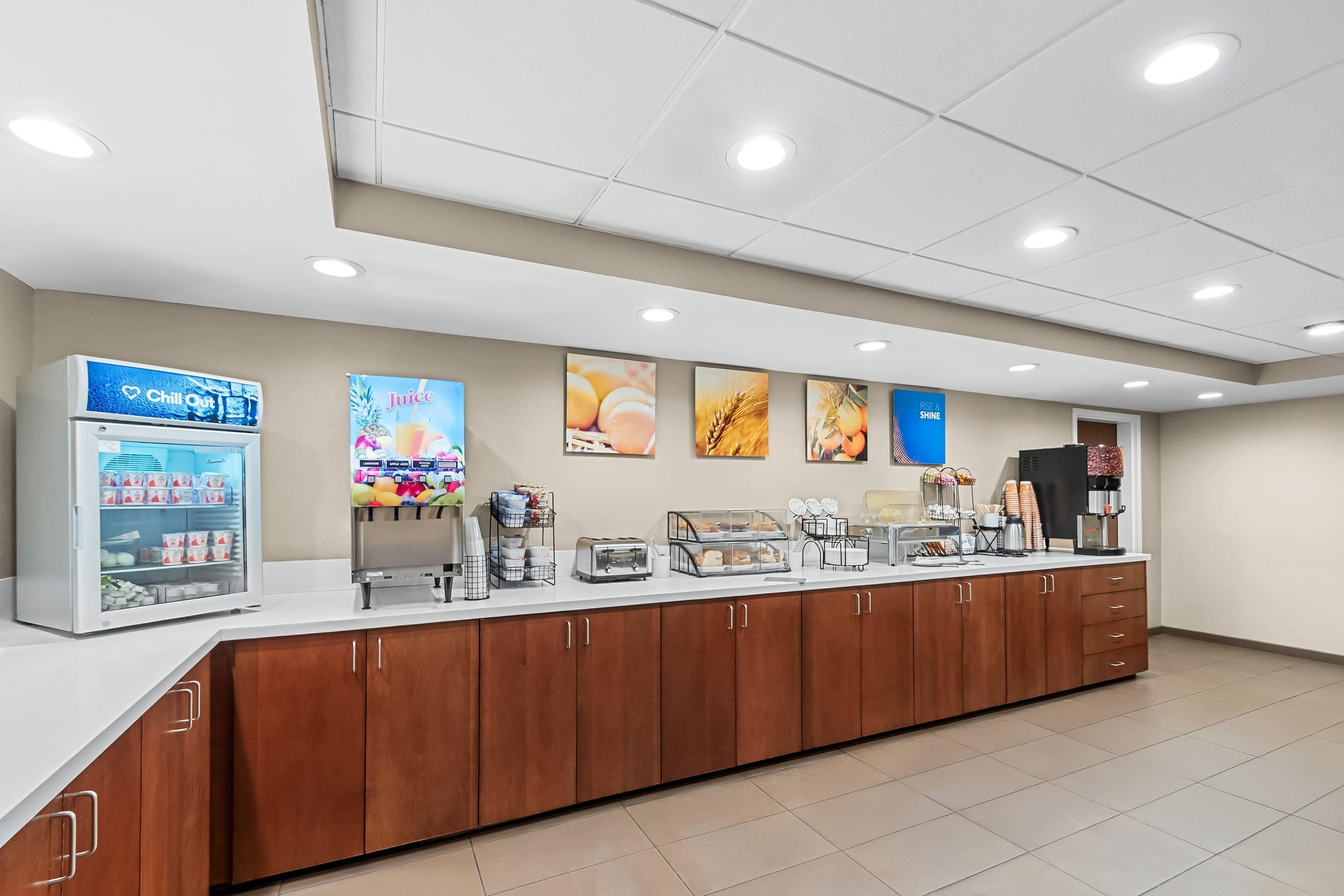 Breakfast area | Comfort Inn Oxon Hill - National Harbor