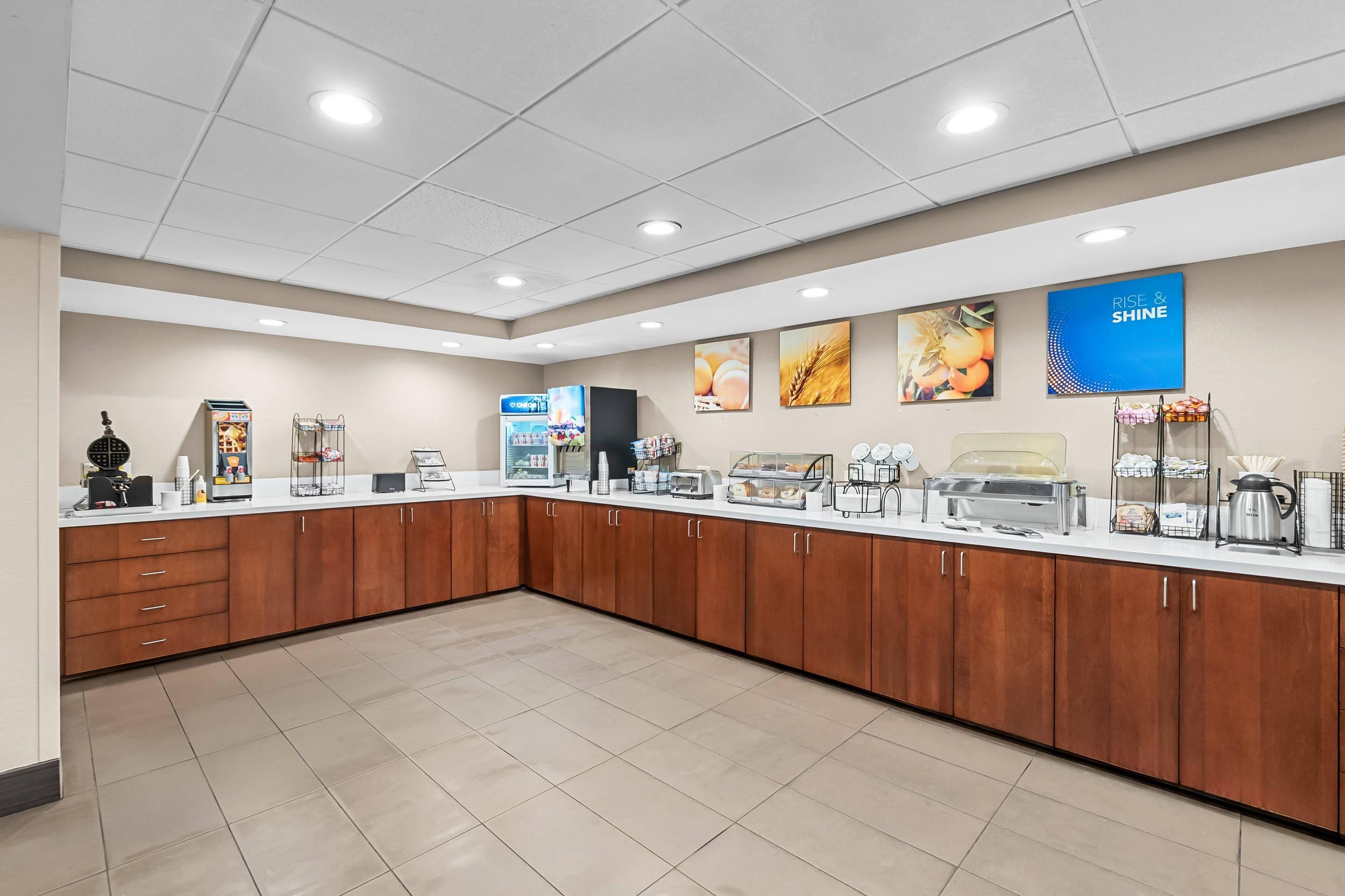 Breakfast area | Comfort Inn Oxon Hill - National Harbor