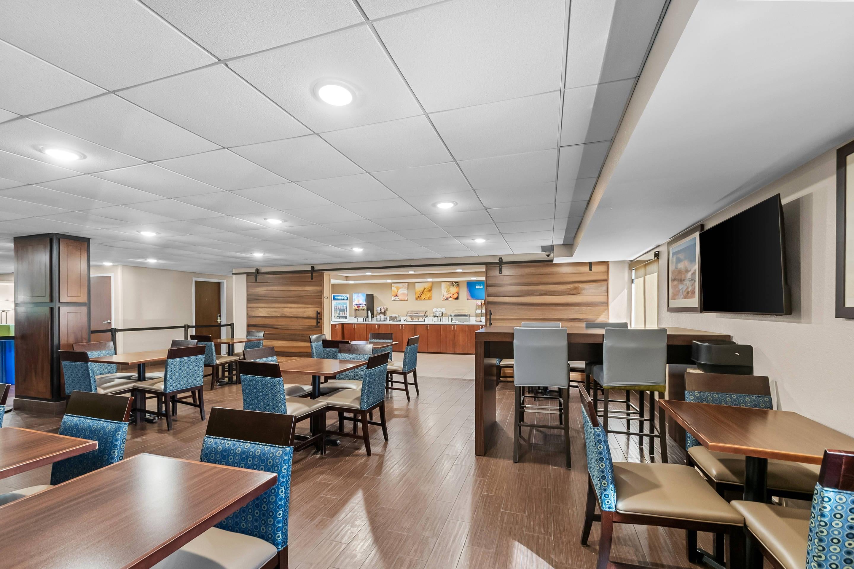 Enjoy breakfast in this seating area | Comfort Inn Oxon Hill - National Harbor
