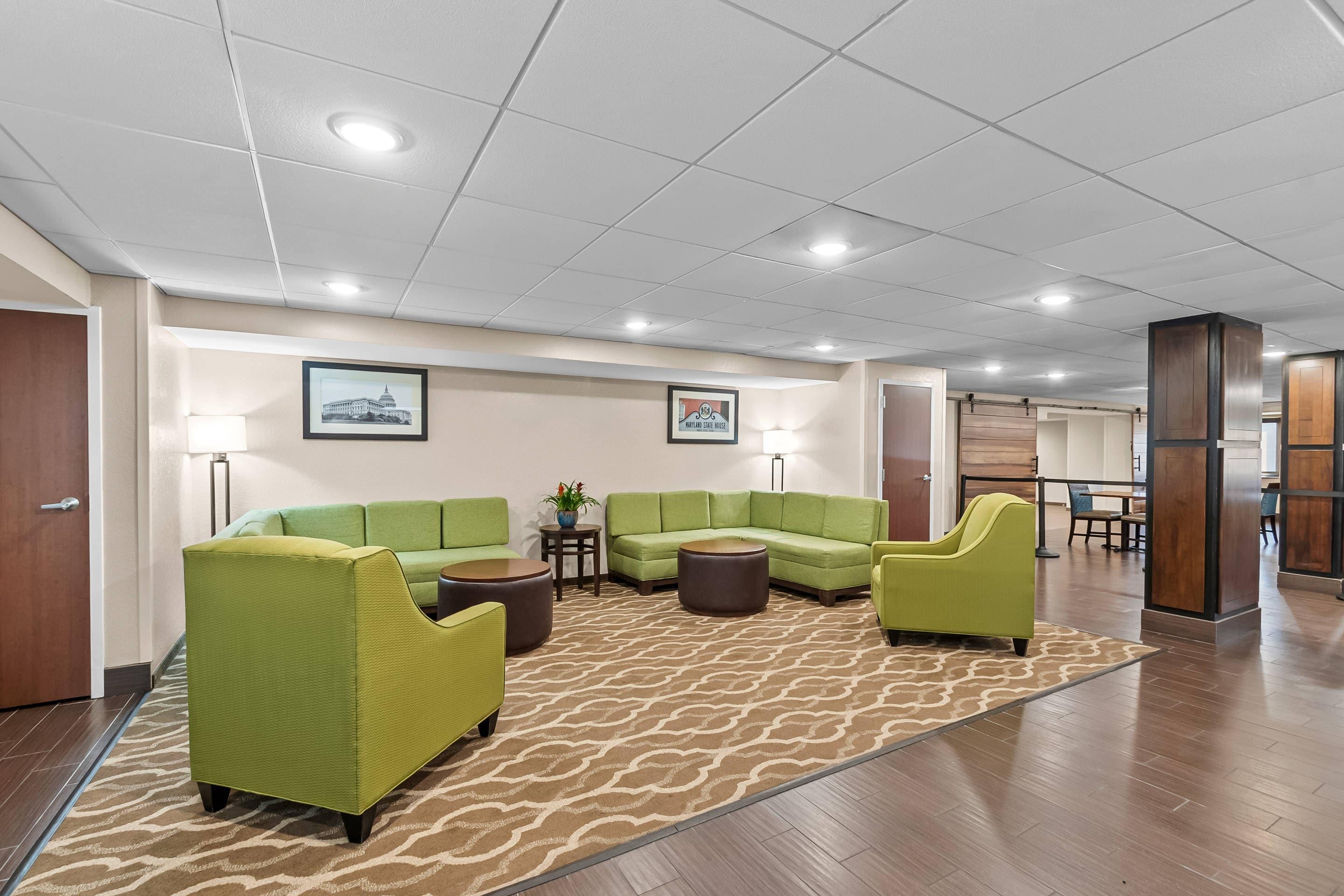 Lobby with sitting area | Comfort Inn Oxon Hill - National Harbor