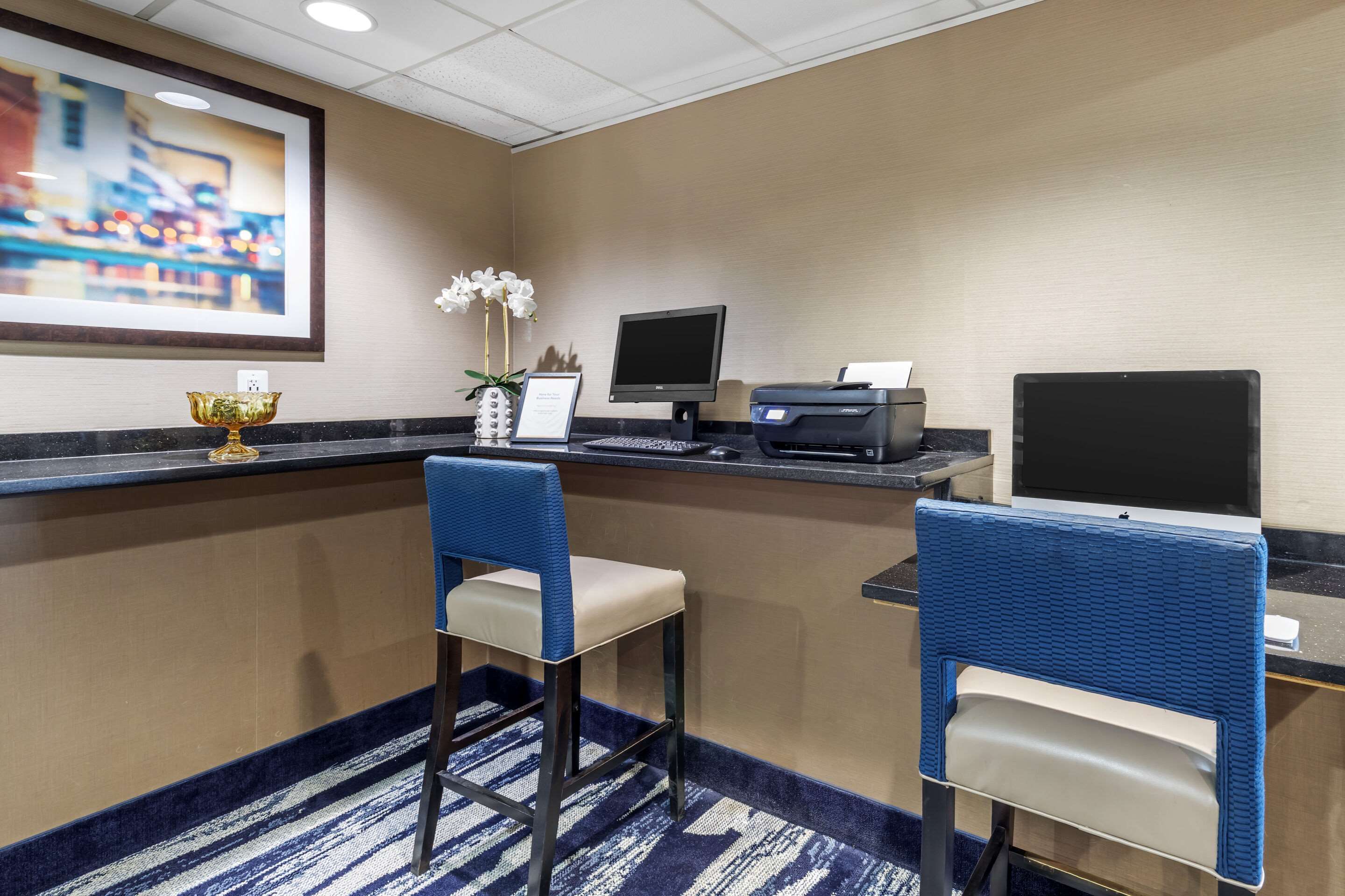 Computer in the lobby | Comfort Inn & Suites Aberdeen