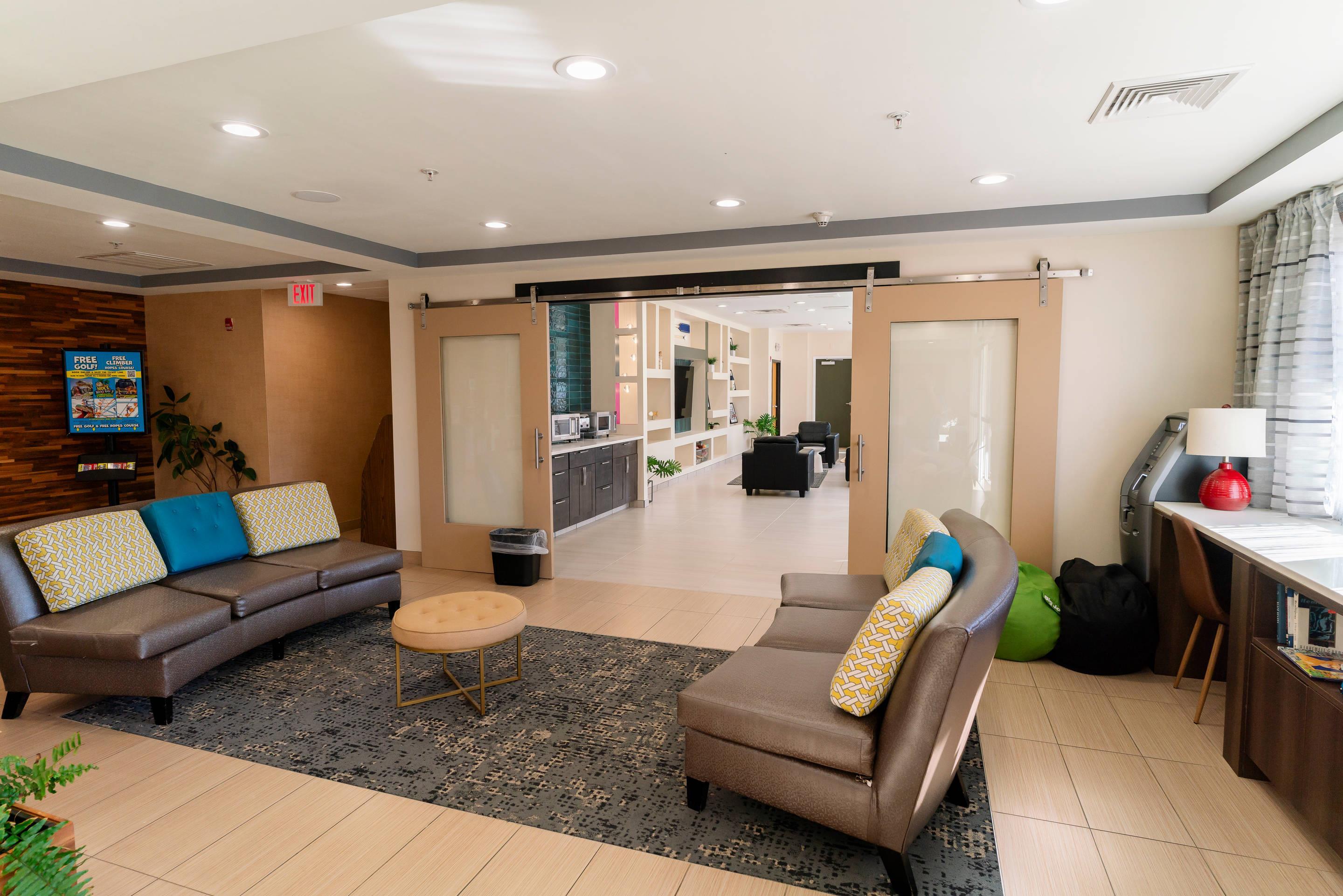 Hotel lobby | Gateway Hotel & Suites Ocean City, an Ascend Collection Hotel