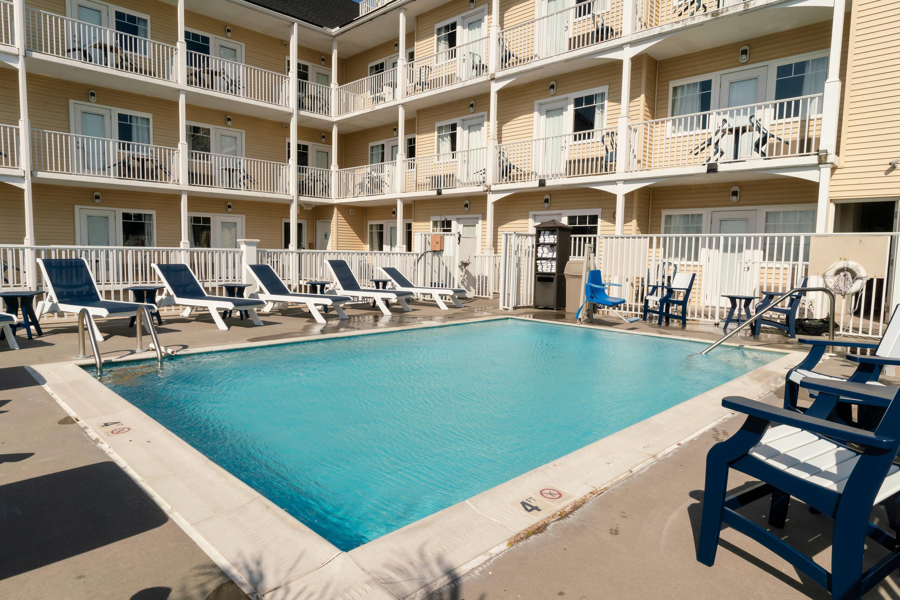 Outdoor pool | Gateway Hotel & Suites Ocean City, an Ascend Collection Hotel