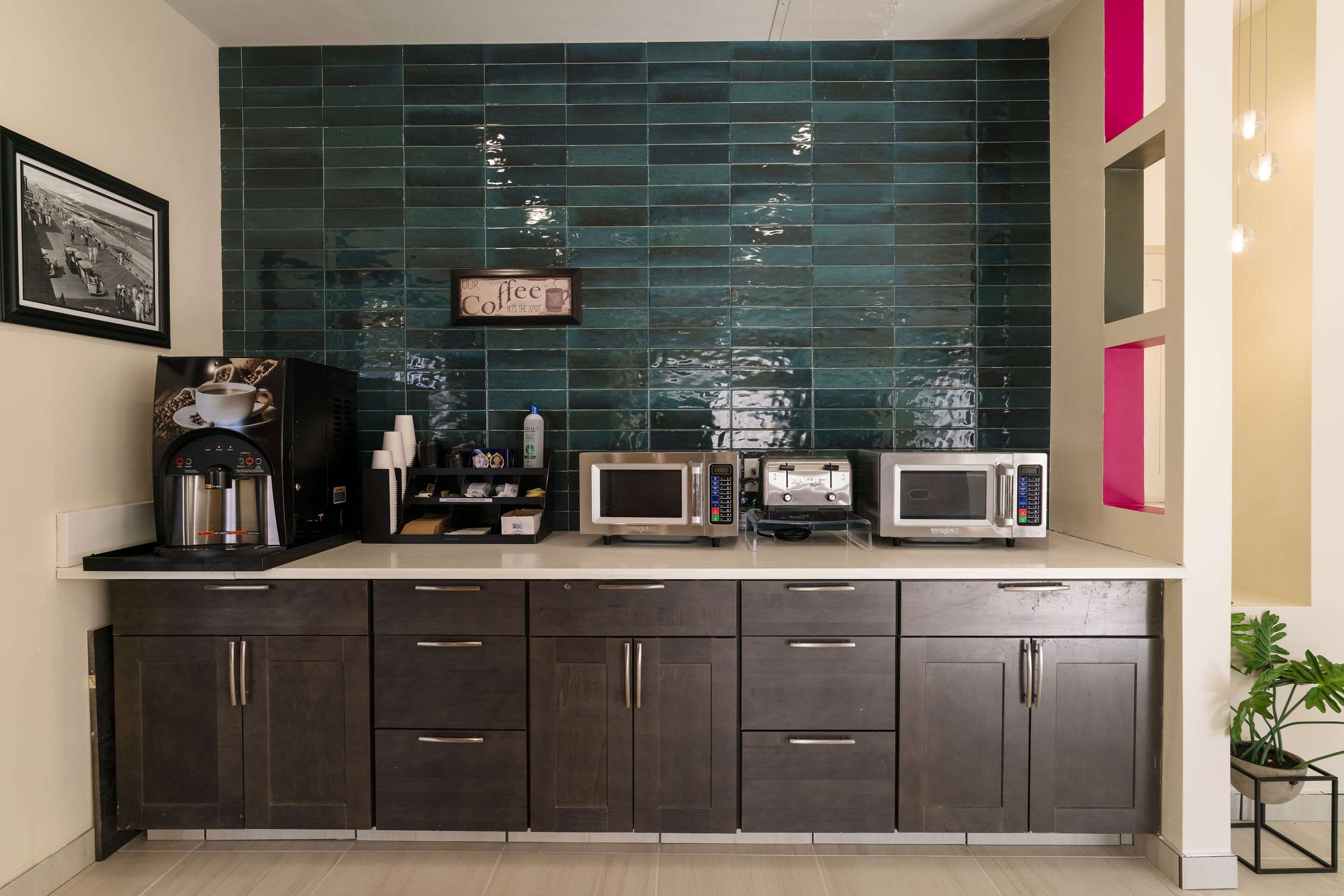 Breakfast area | Gateway Hotel & Suites Ocean City, an Ascend Collection Hotel