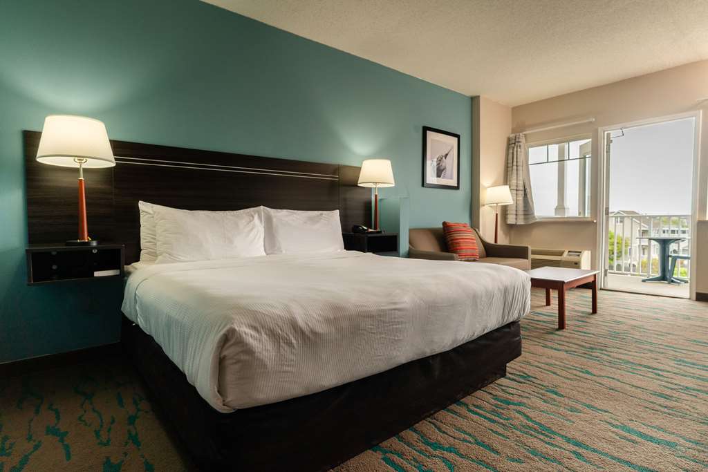 GATEWAY HOTEL AND SUITES AN ASCEND-guestroom-Guest Room,Suite,On-Site.jpg