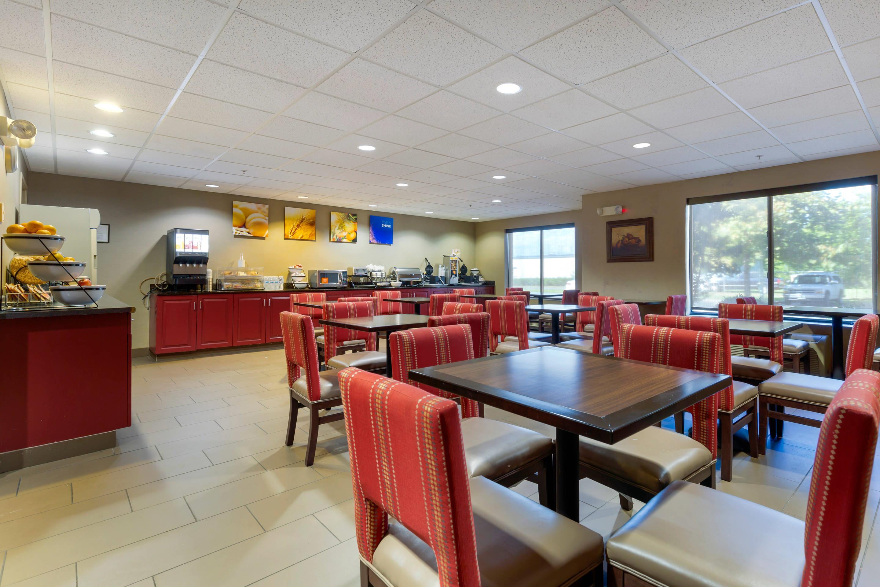 Enjoy breakfast in this seating area | Comfort Inn & Suites Cambridge