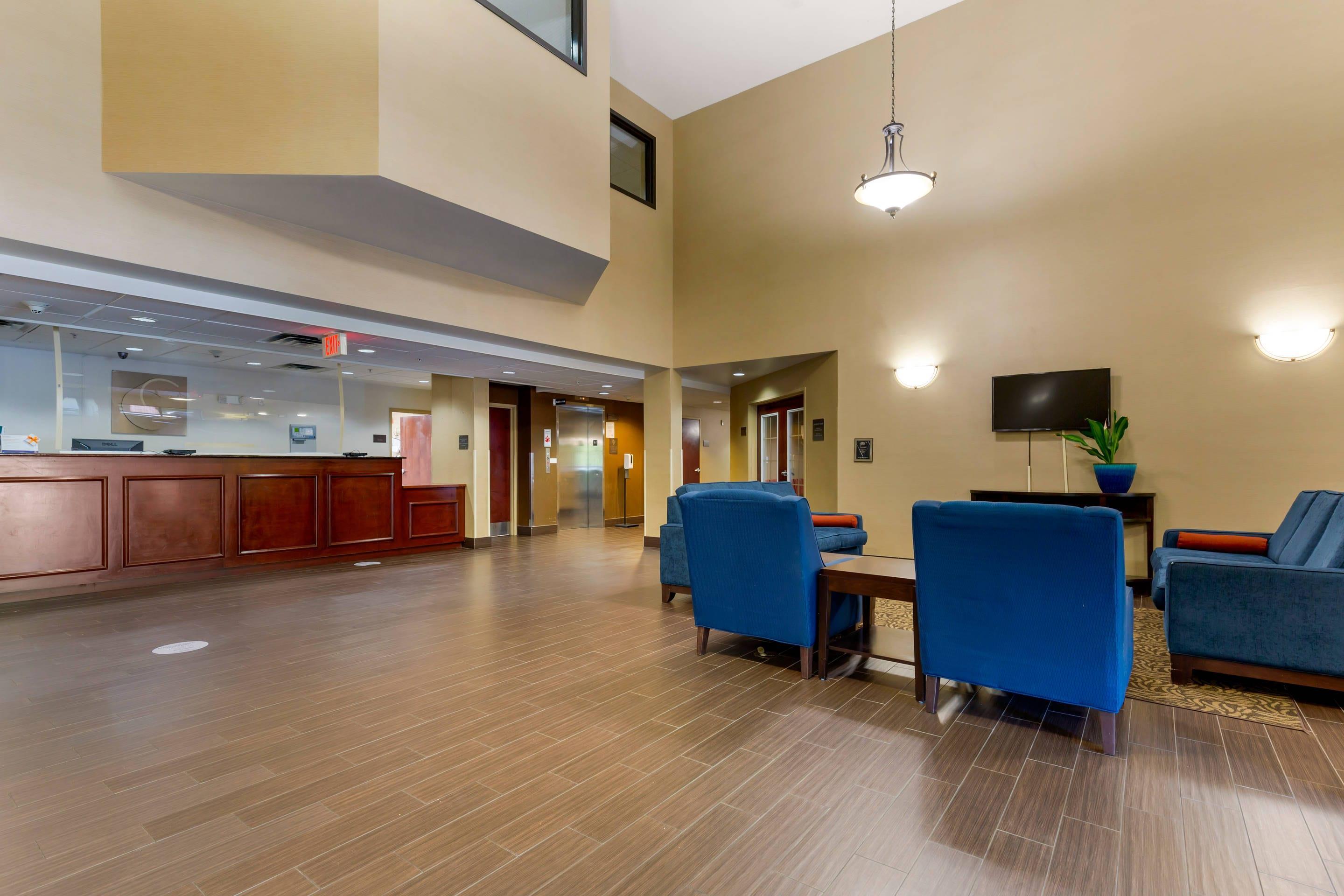 Lobby with sitting area | Comfort Inn & Suites Cambridge