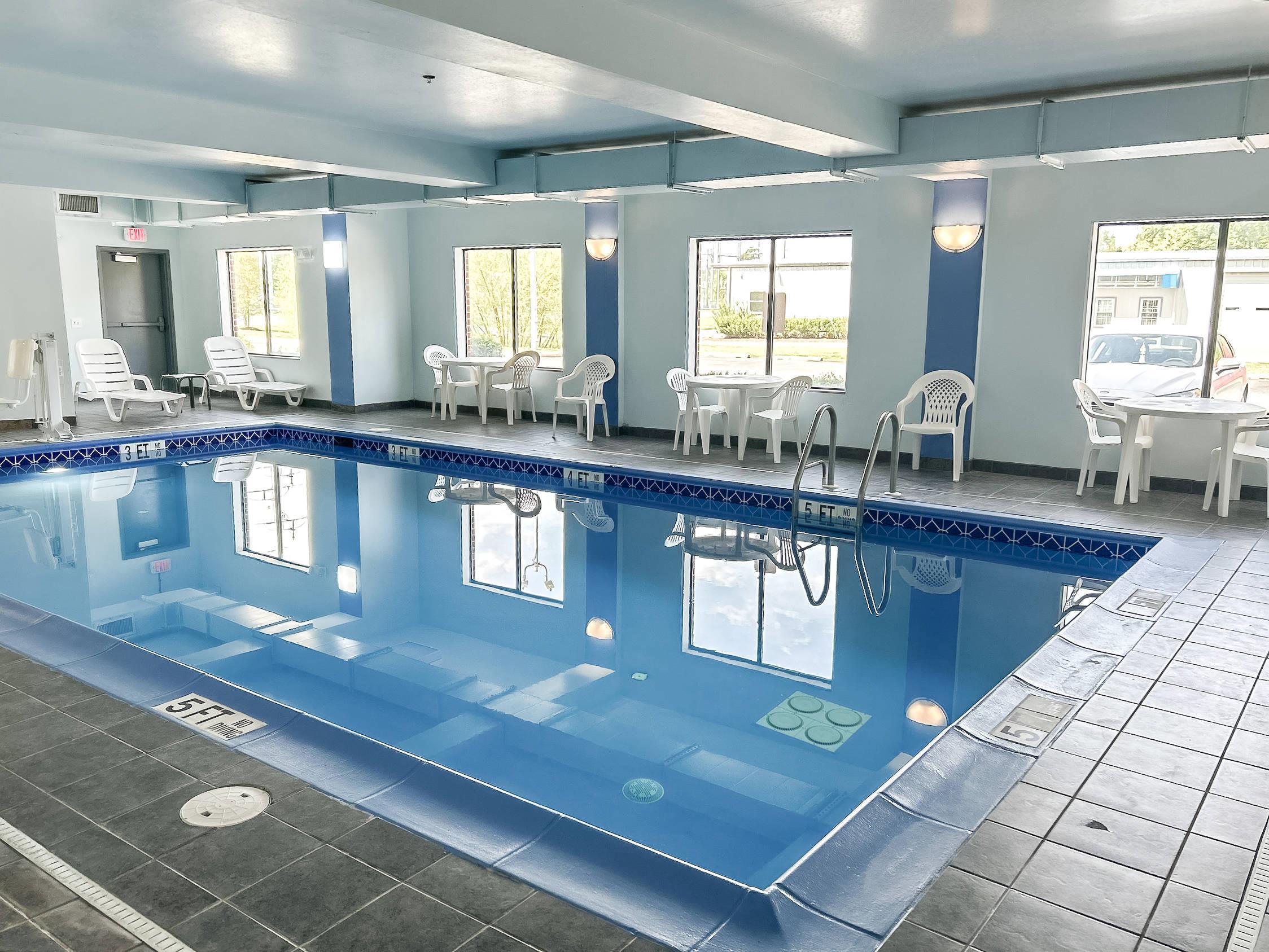 Indoor pool | Comfort Inn & Suites Cambridge