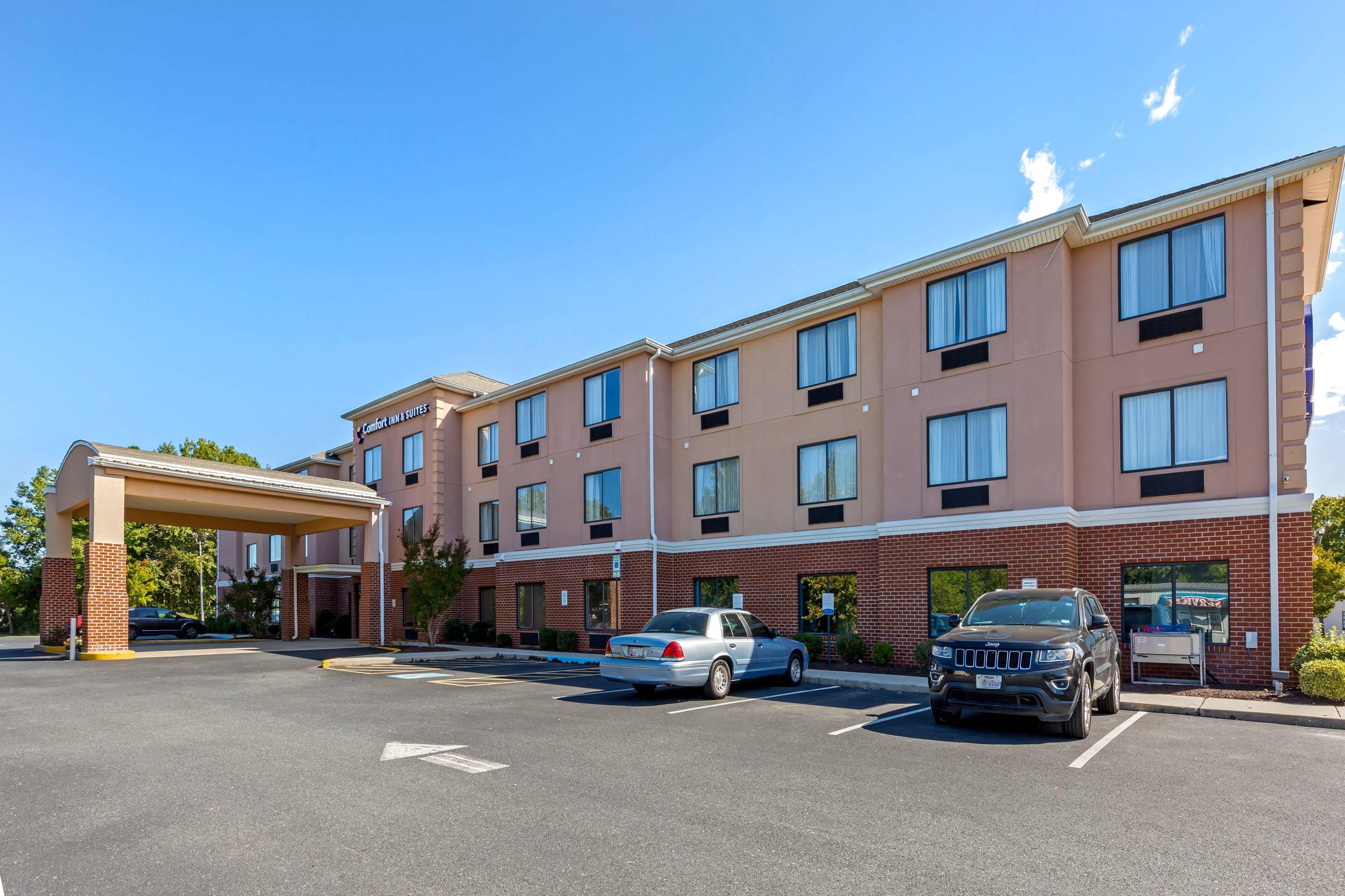Hotel exterior | Comfort Inn & Suites Cambridge