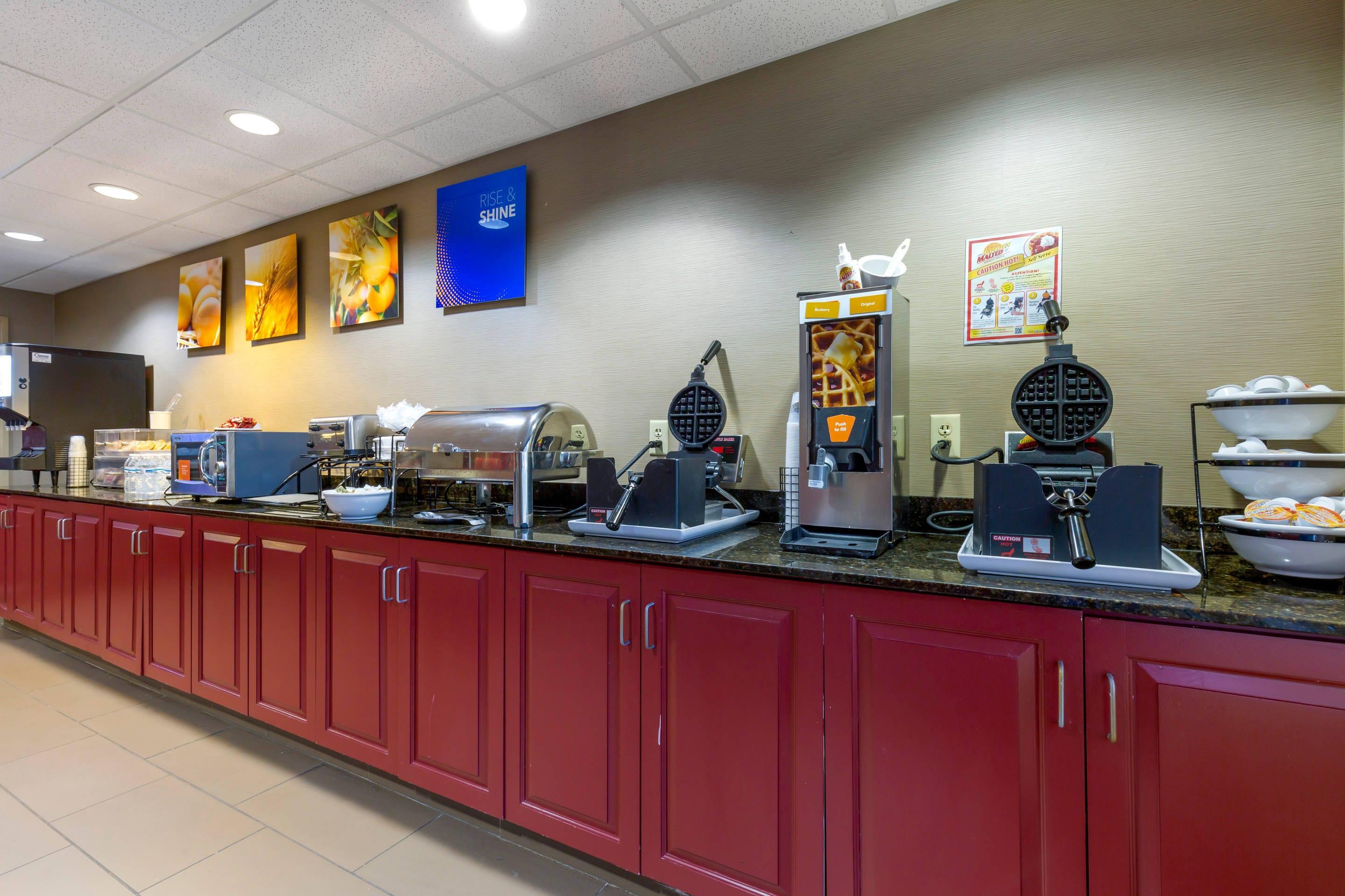 Breakfast counter | Comfort Inn & Suites Cambridge