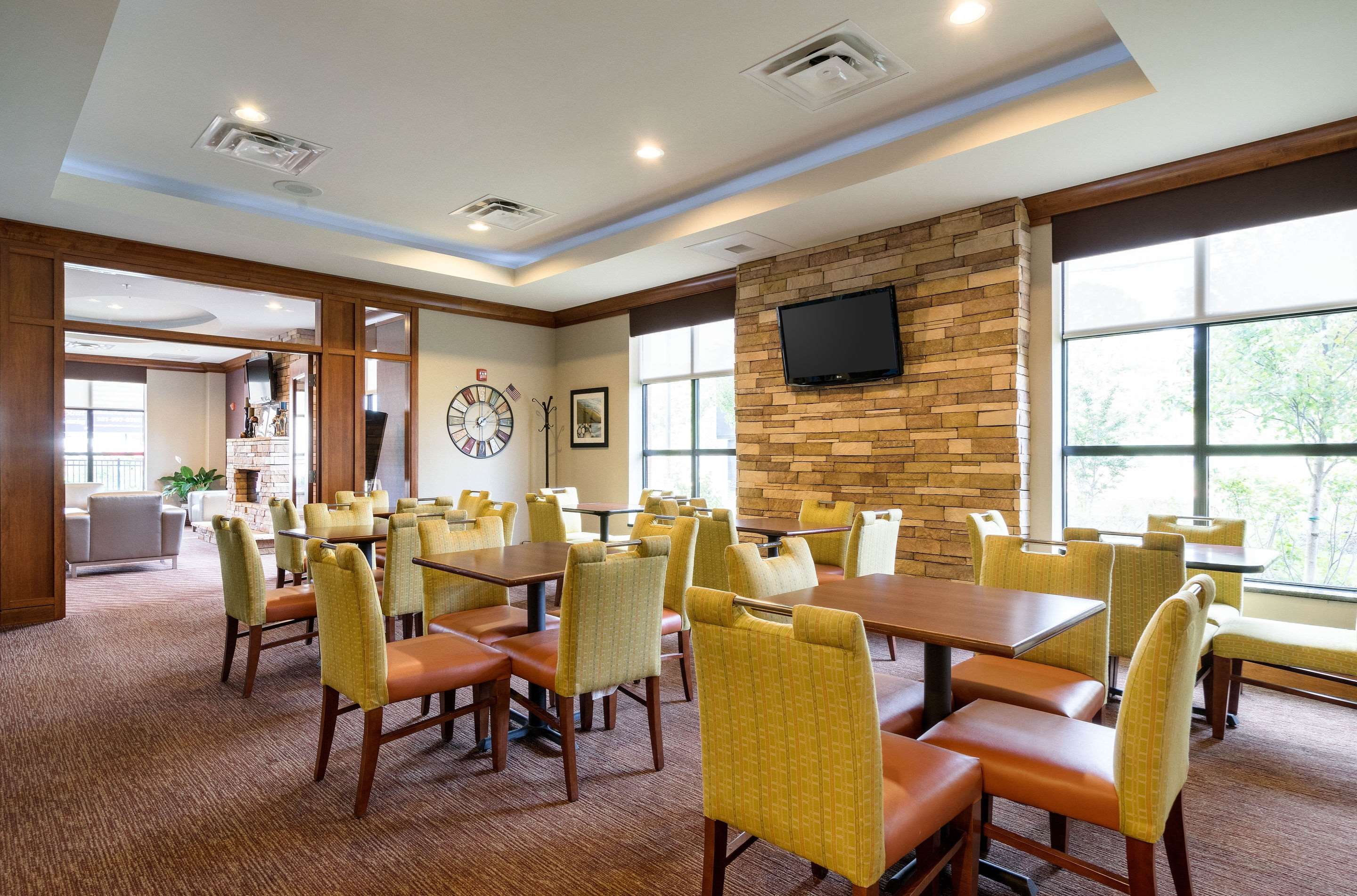 Enjoy breakfast in this seating area | Comfort Inn & Suites
