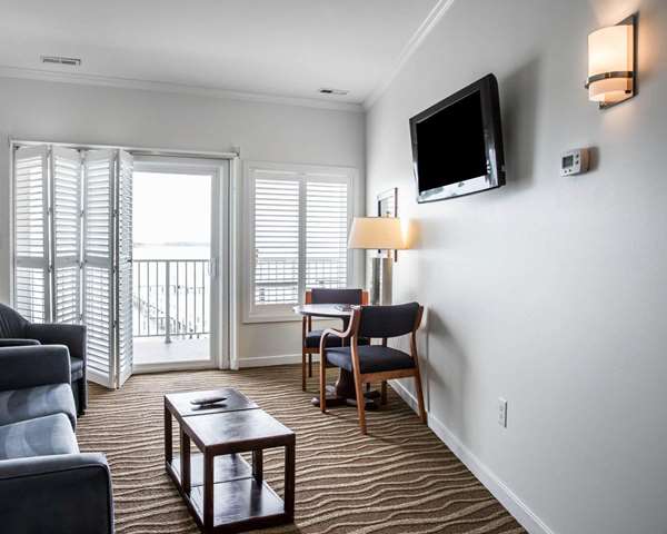 Suite - Island Inn & Suites Piney Point