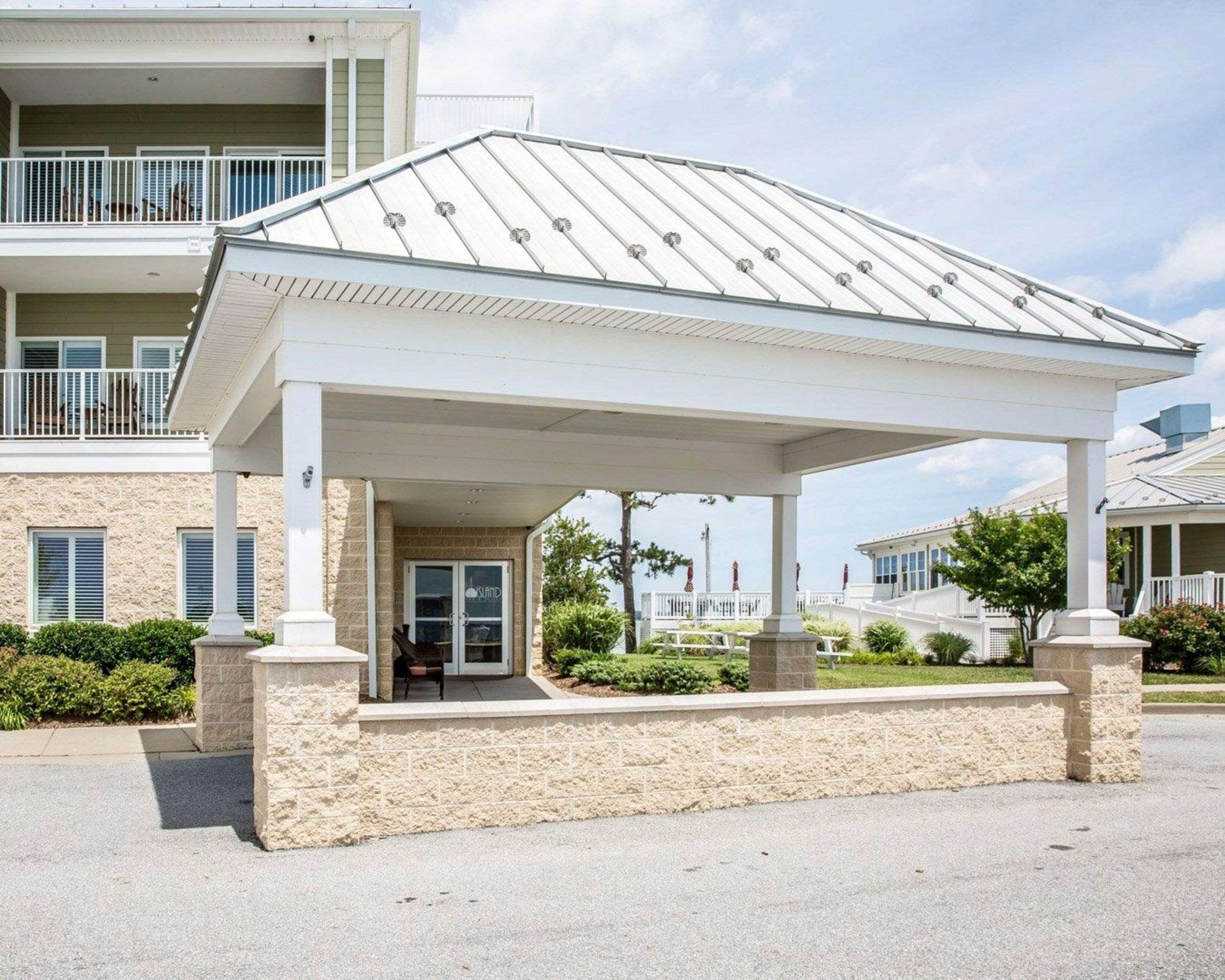 Hotel with beautiful views | Island Inn & Suites, Ascend Hotel Collection