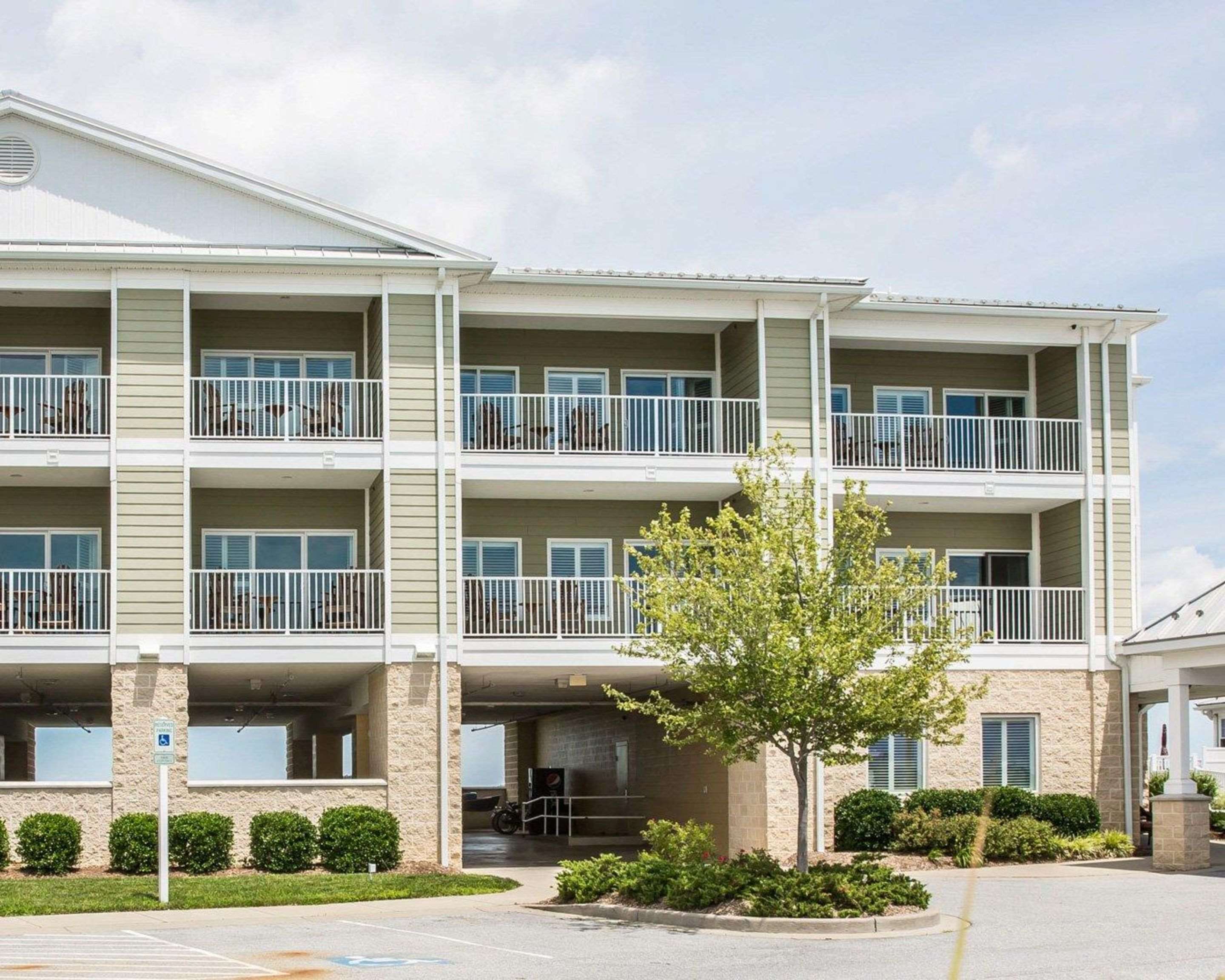 Hotel exterior | Island Inn & Suites, Ascend Hotel Collection